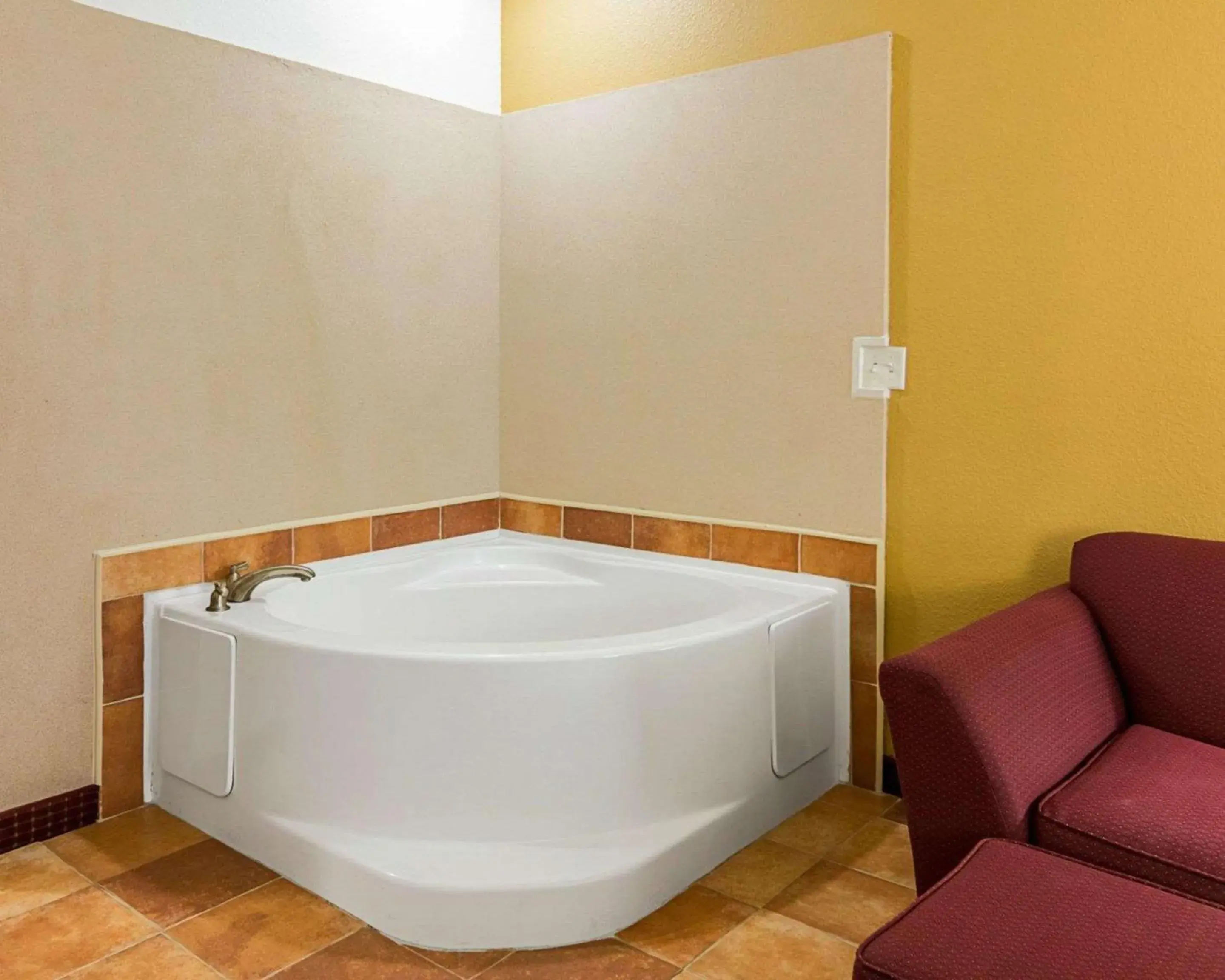 Photo of the whole room, Bathroom in Comfort Inn & Suites Chesapeake - Portsmouth