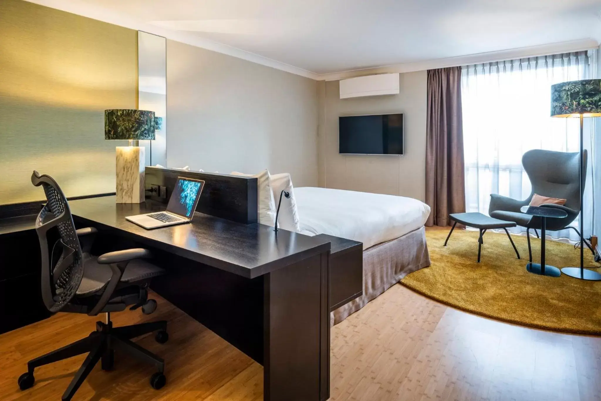 Photo of the whole room, TV/Entertainment Center in Holiday Inn Hotel Brussels Airport, an IHG Hotel