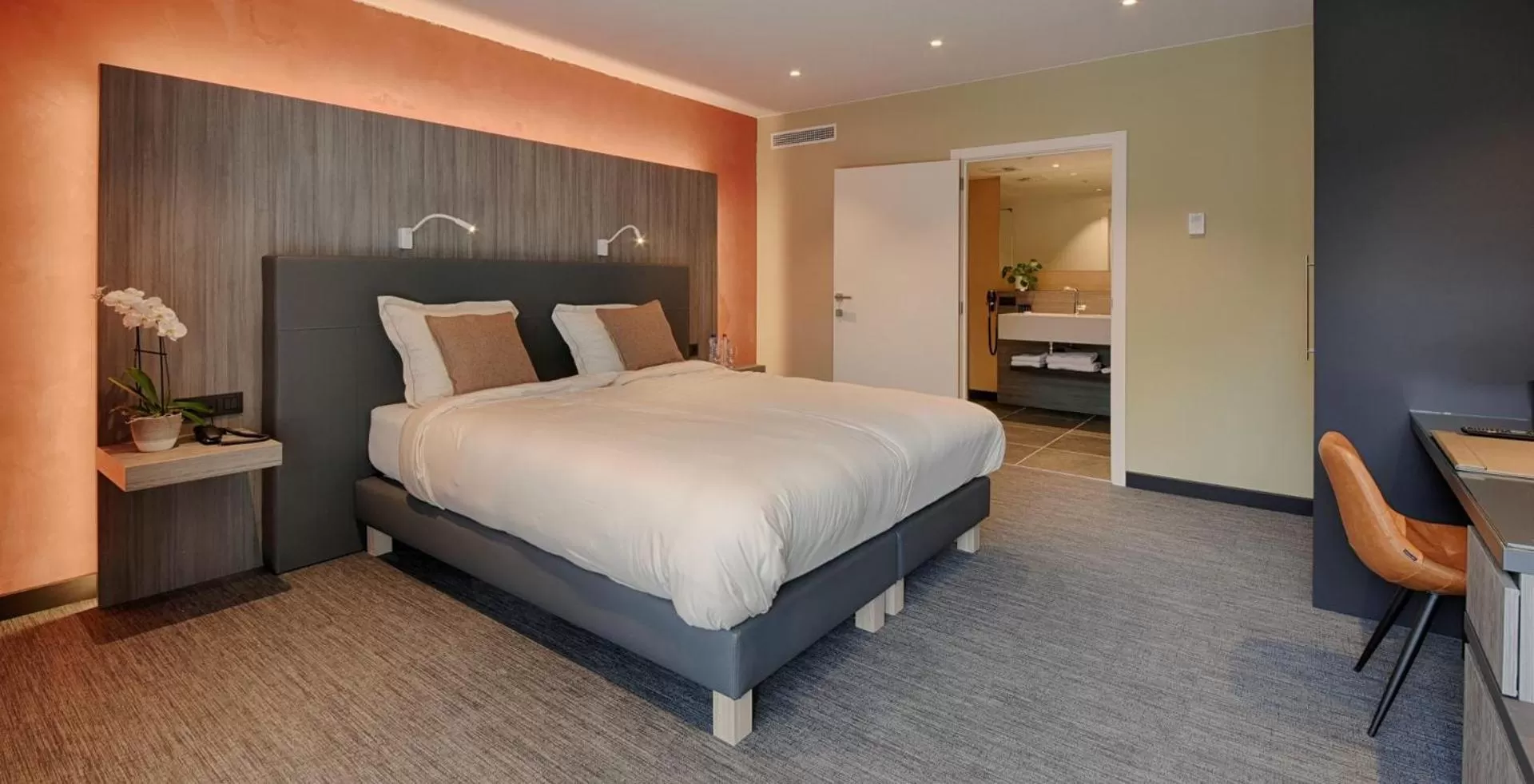 Photo of the whole room, Bed in twee broeders