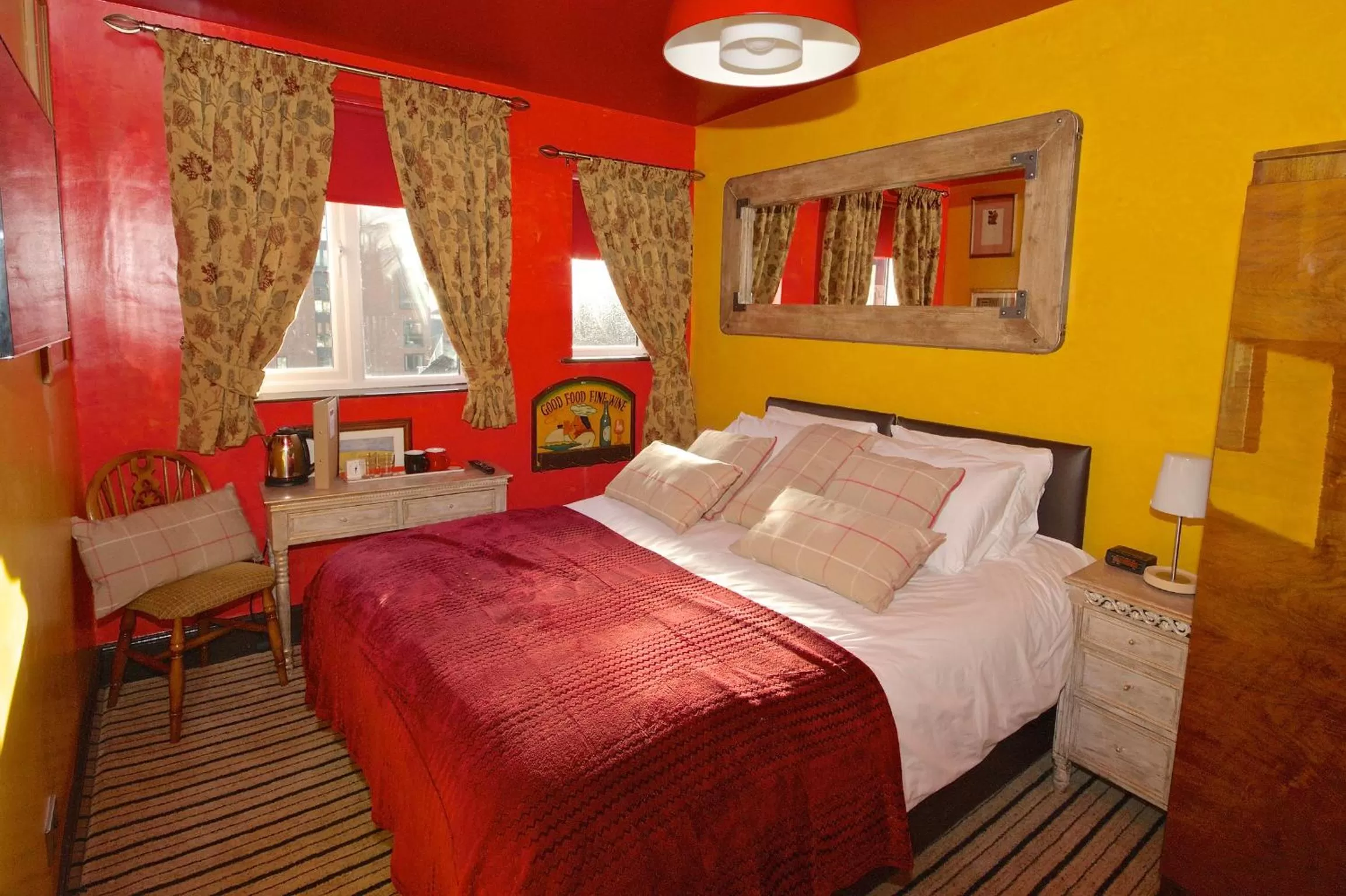 Photo of the whole room, Bed in Fifteens of Chester