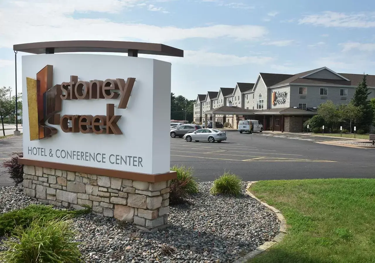 Property building in Cedar Creek Hotel Wausau - Rothschild Property building in Cedar Creek Hotel Wausau - Rothschild