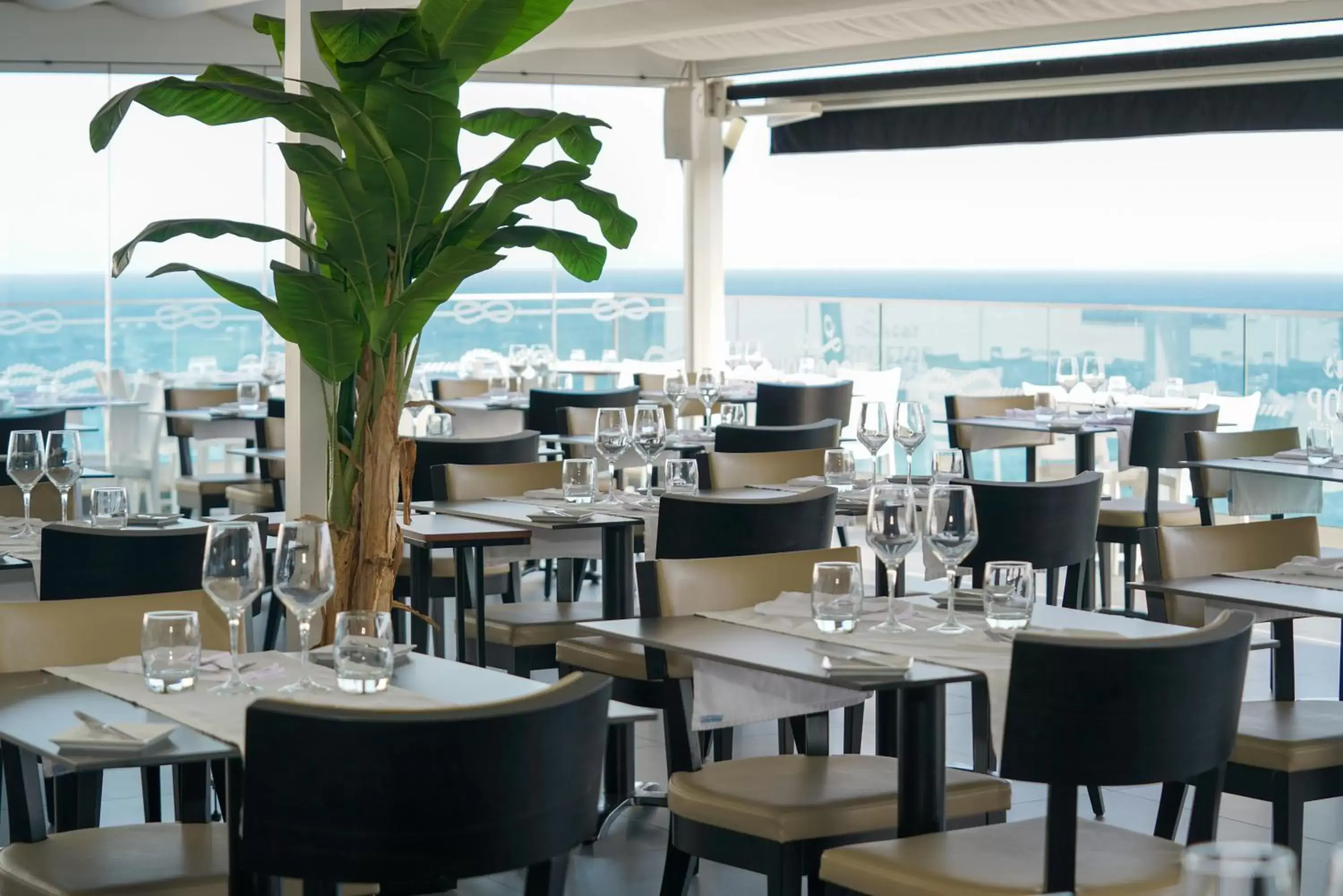 Restaurant/Places to Eat in Carvi Beach Hotel