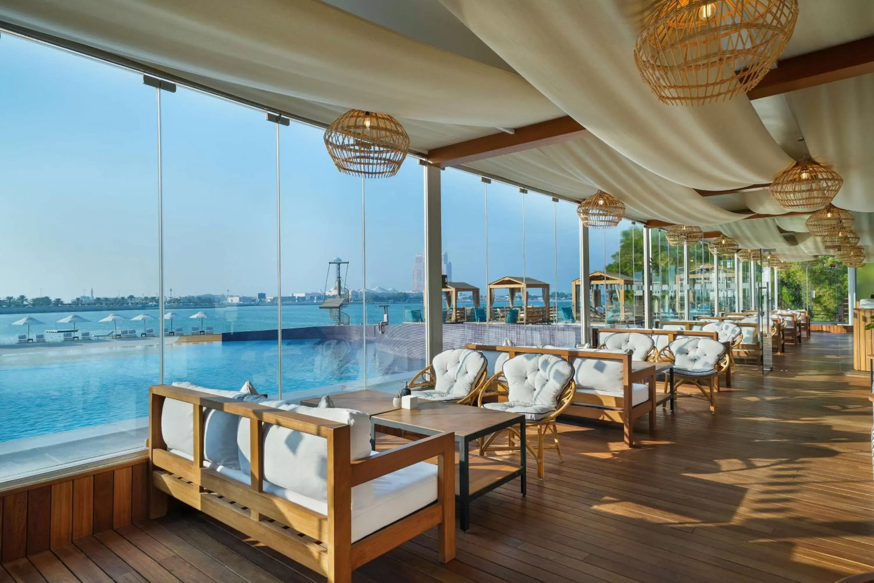 Lounge or bar in Radisson Blu Hotel & Resort, Abu Dhabi Corniche