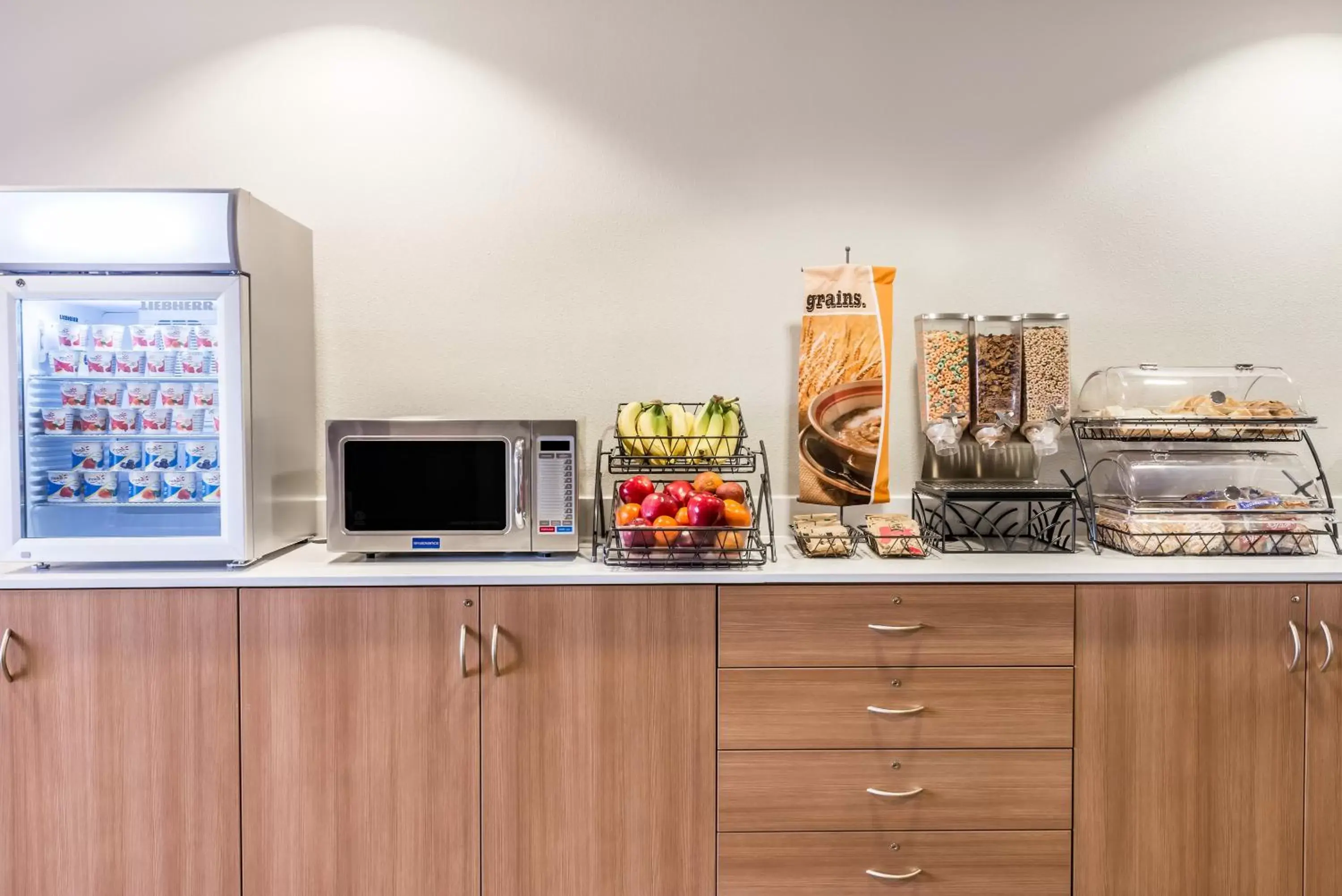 Continental breakfast in Microtel Inn & Suites by Wyndham Beaver Falls