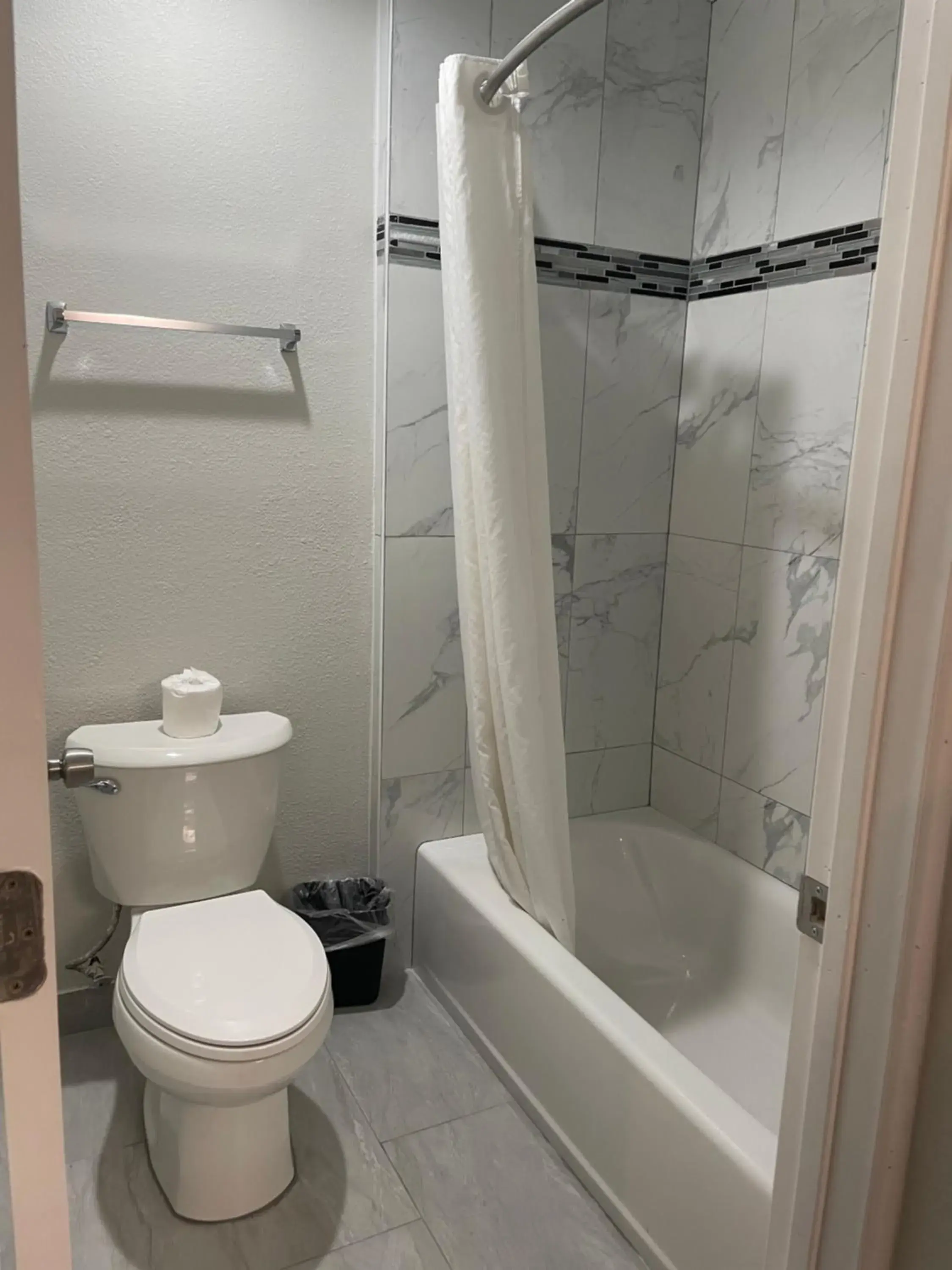 Shower, Bathroom in Lemon Tree Motel