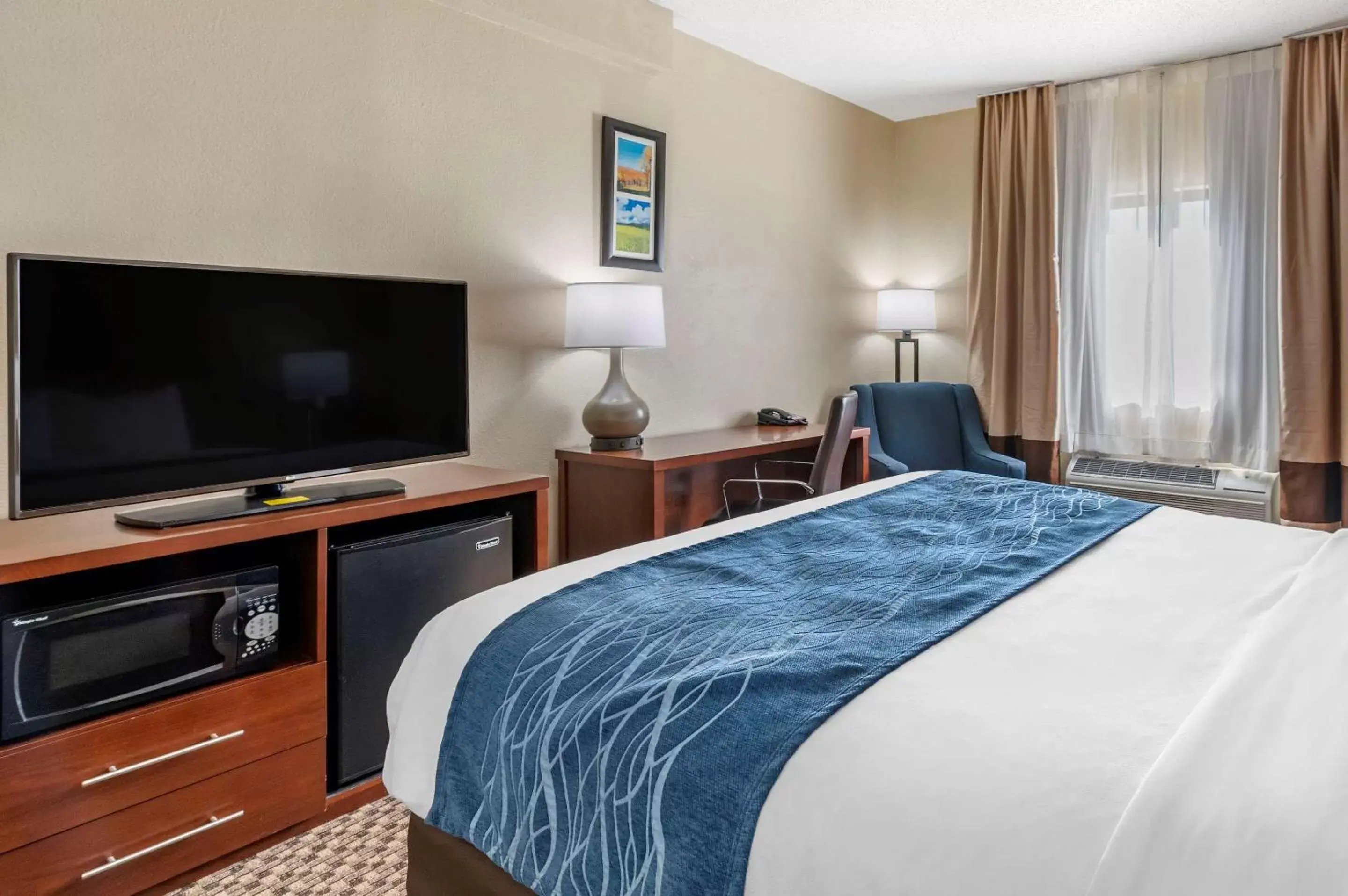 Photo of the whole room, Bed in Comfort Inn Near Kokomo Speedway