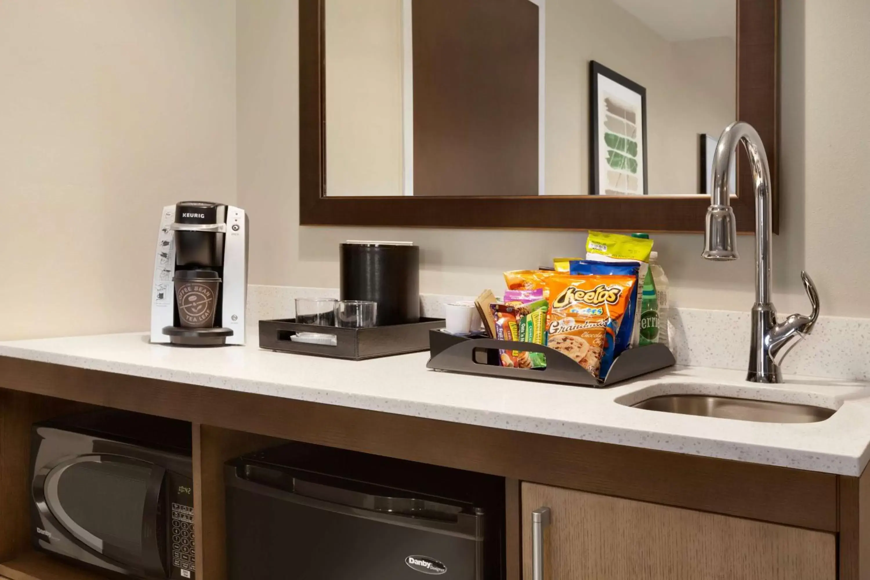 Bedroom, Kitchen/Kitchenette in Embassy Suites By Hilton Wilmington Riverfront