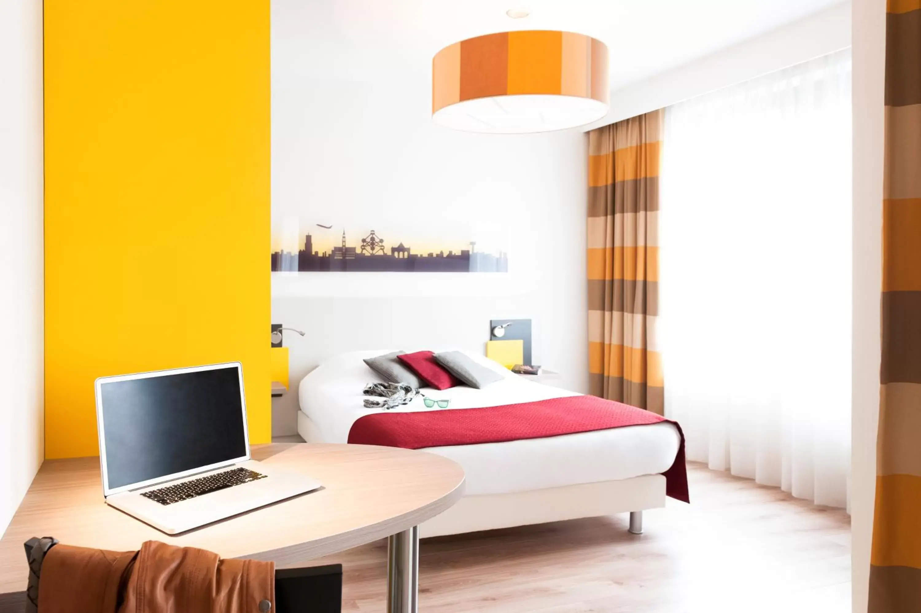 Dining area, Bed in ibis Styles Hotel Brussels Centre Stéphanie