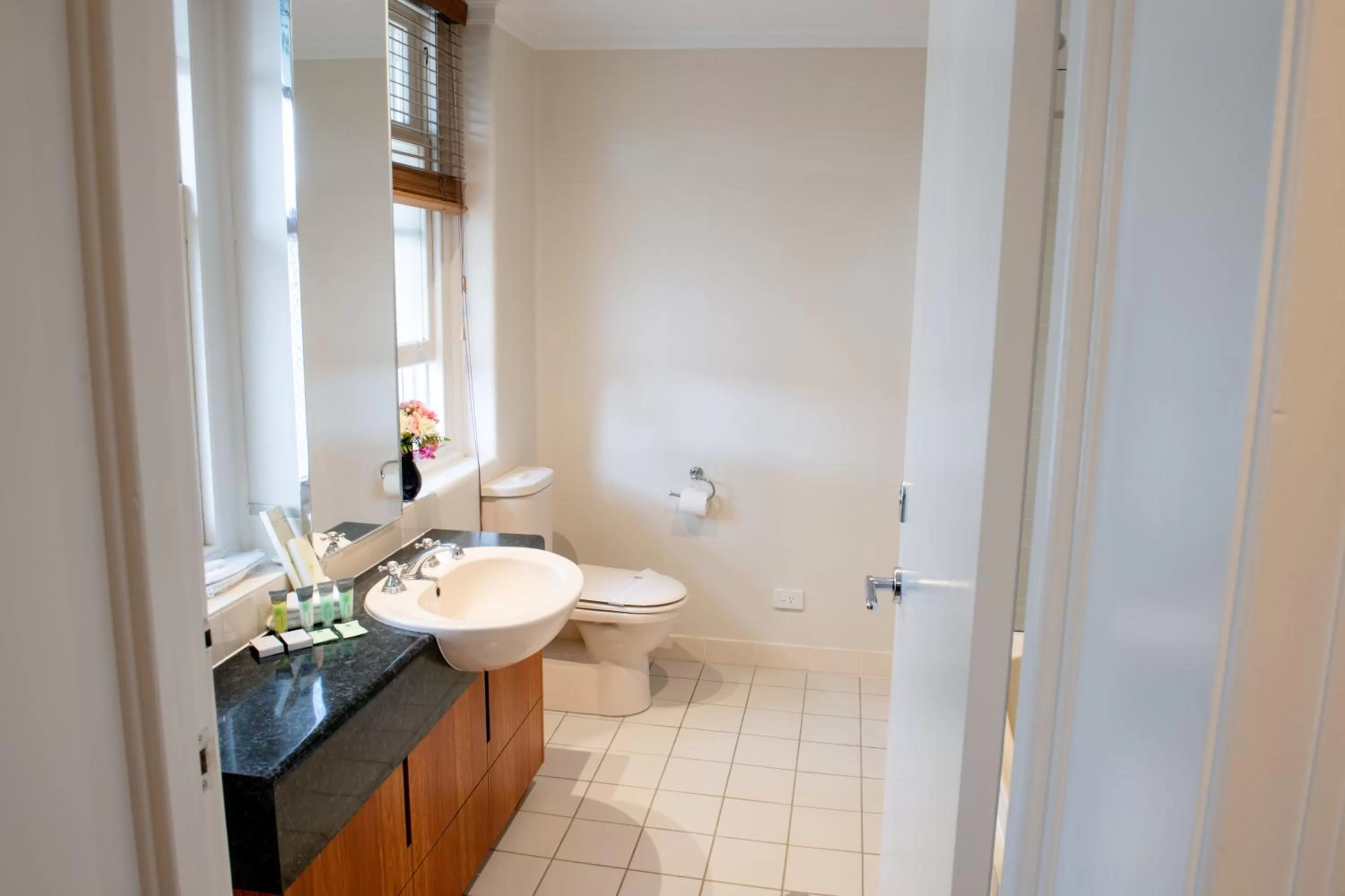 Bathroom in Linaker Art Deco Motel