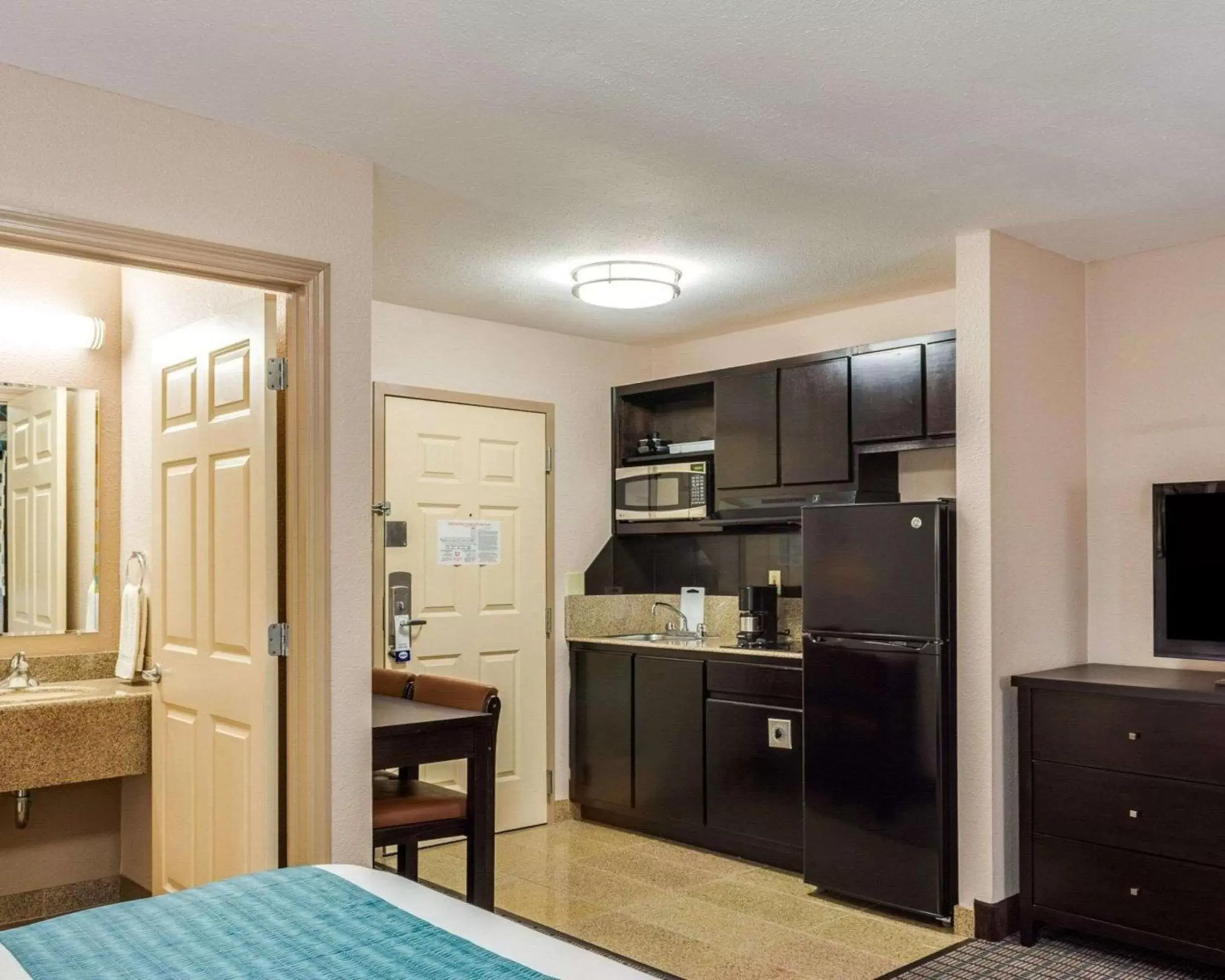 Photo of the whole room, Kitchen/Kitchenette in Suburban Studios Avondale