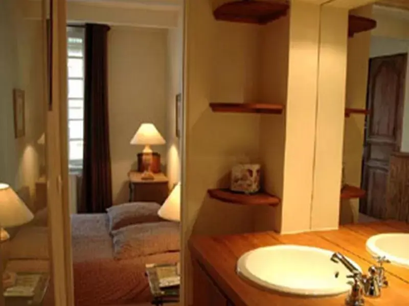 Photo of the whole room, Bathroom in Au Grey d'Honfleur