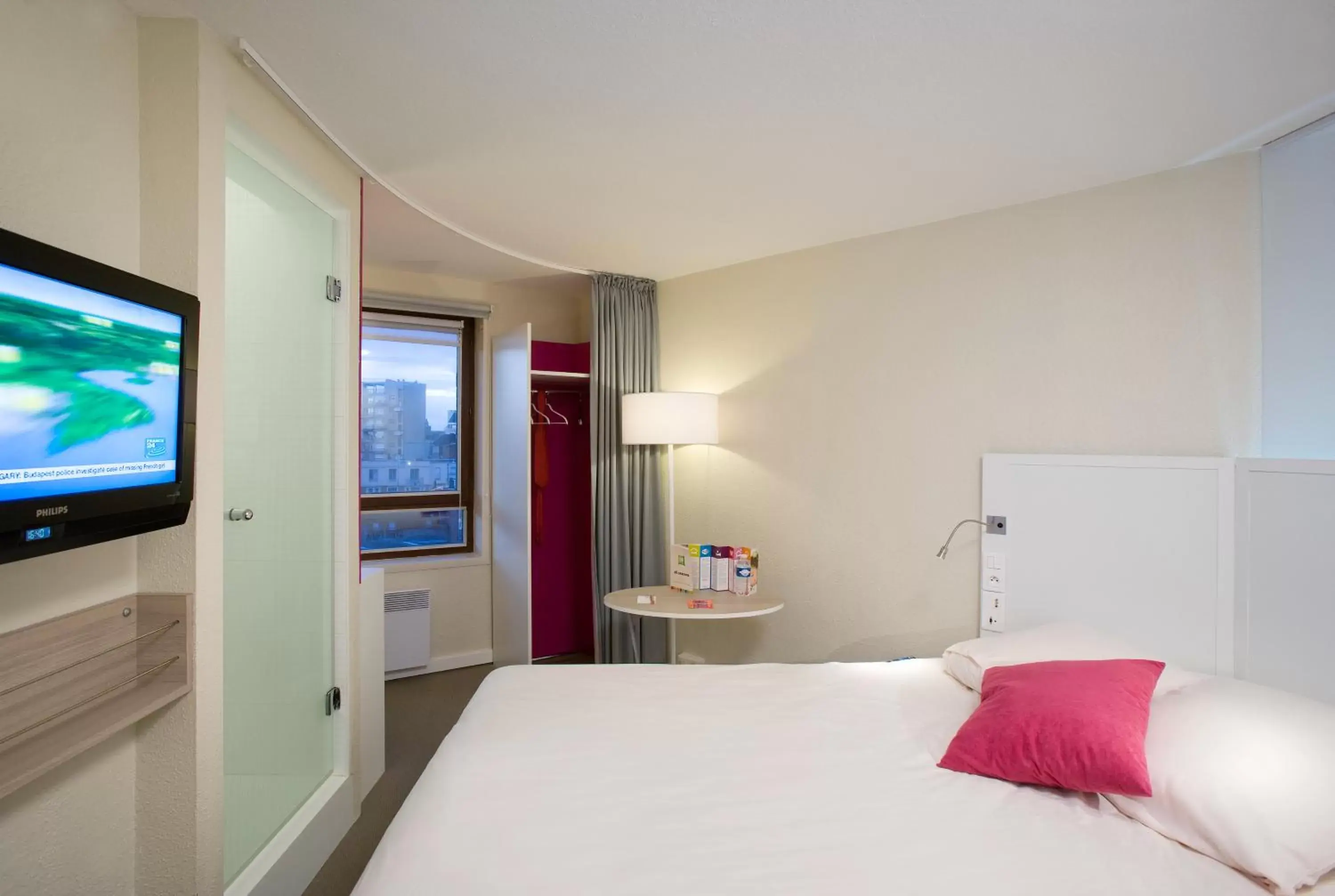 Bedroom, Bed in ibis Styles Lille Centre Gare Beffroi
