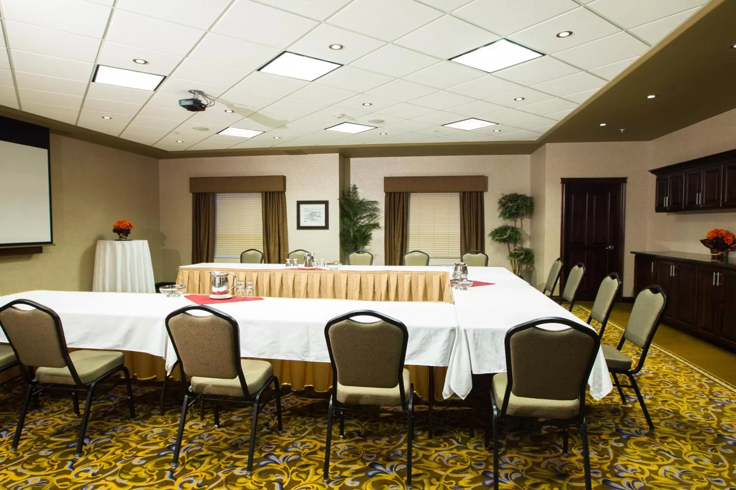 Business facilities in The Kanata Fort Saskatchewan