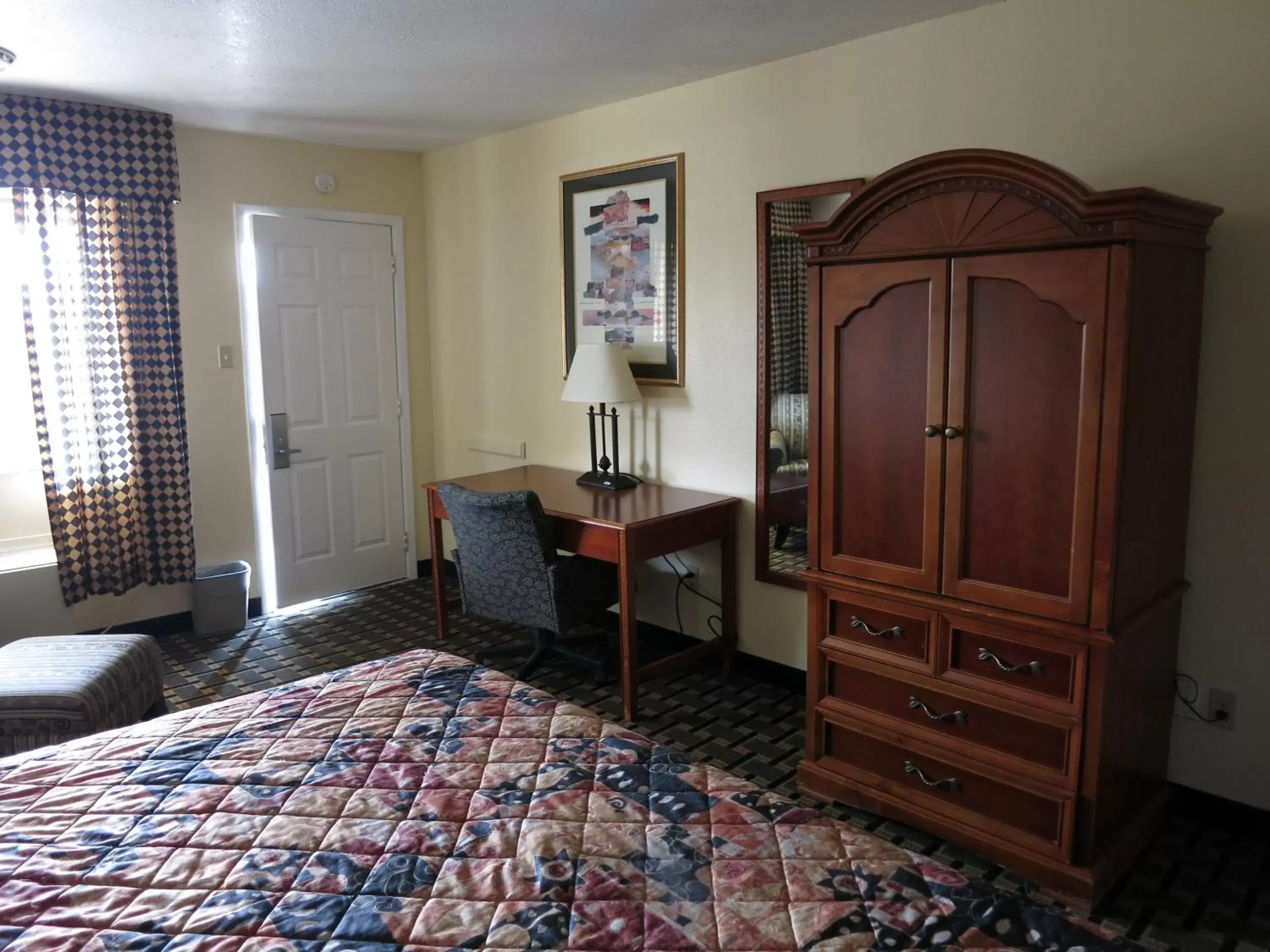 Living room, Bed in Inn at Mexia