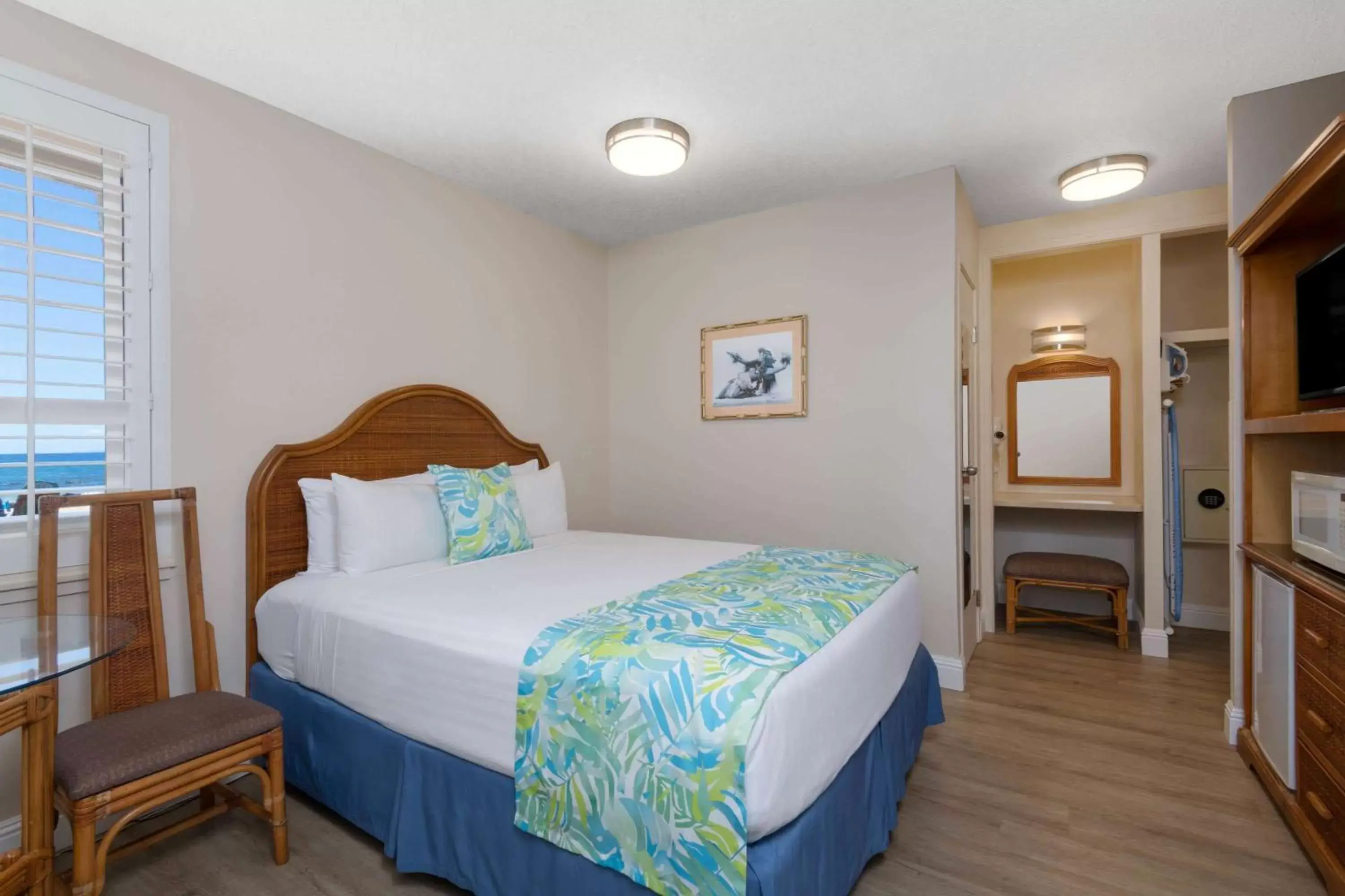 Photo of the whole room, Bed in Days Inn by Wyndham Maui Oceanfront