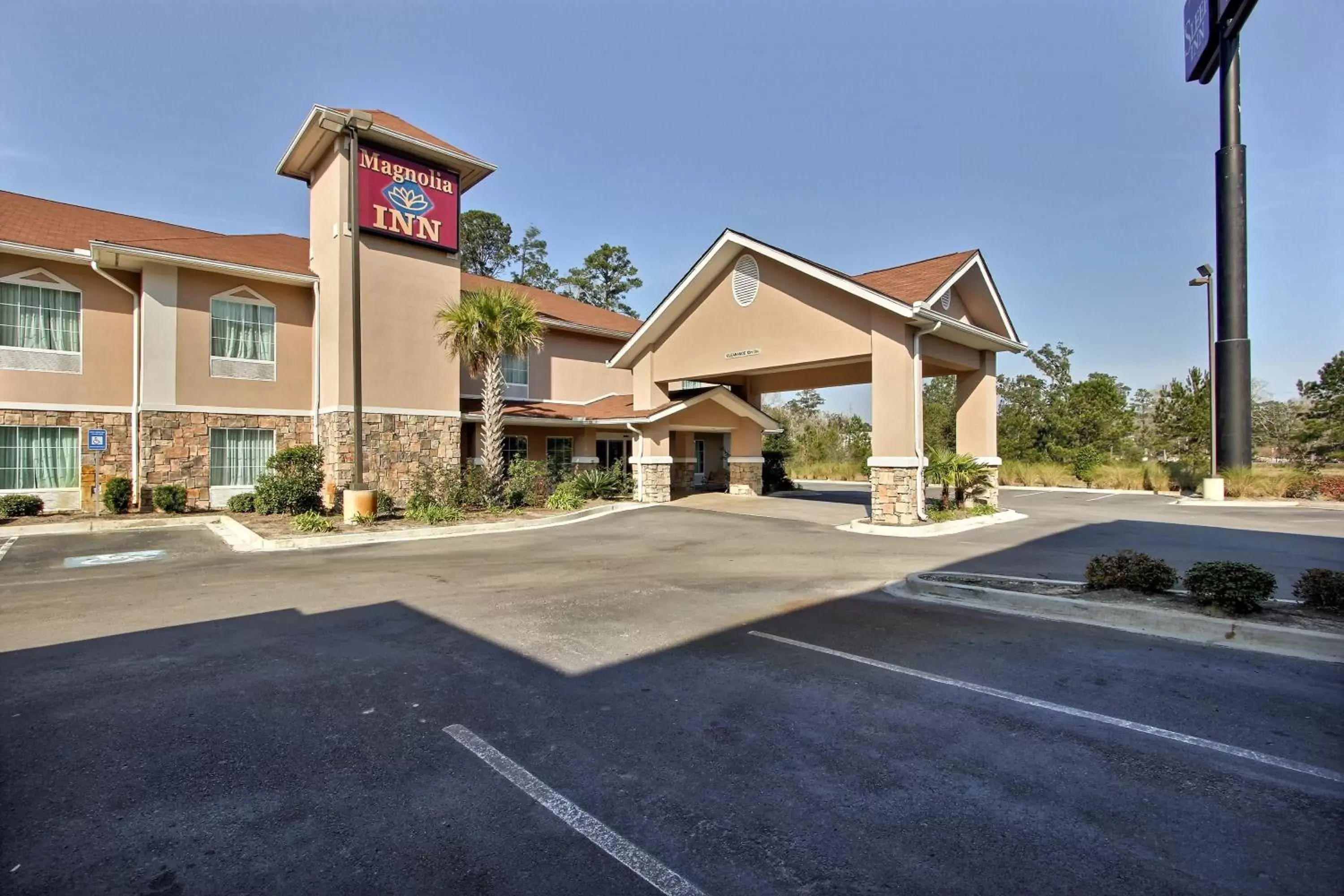 Facade/entrance, Property Building in Magnolia Inn and Suites Pooler