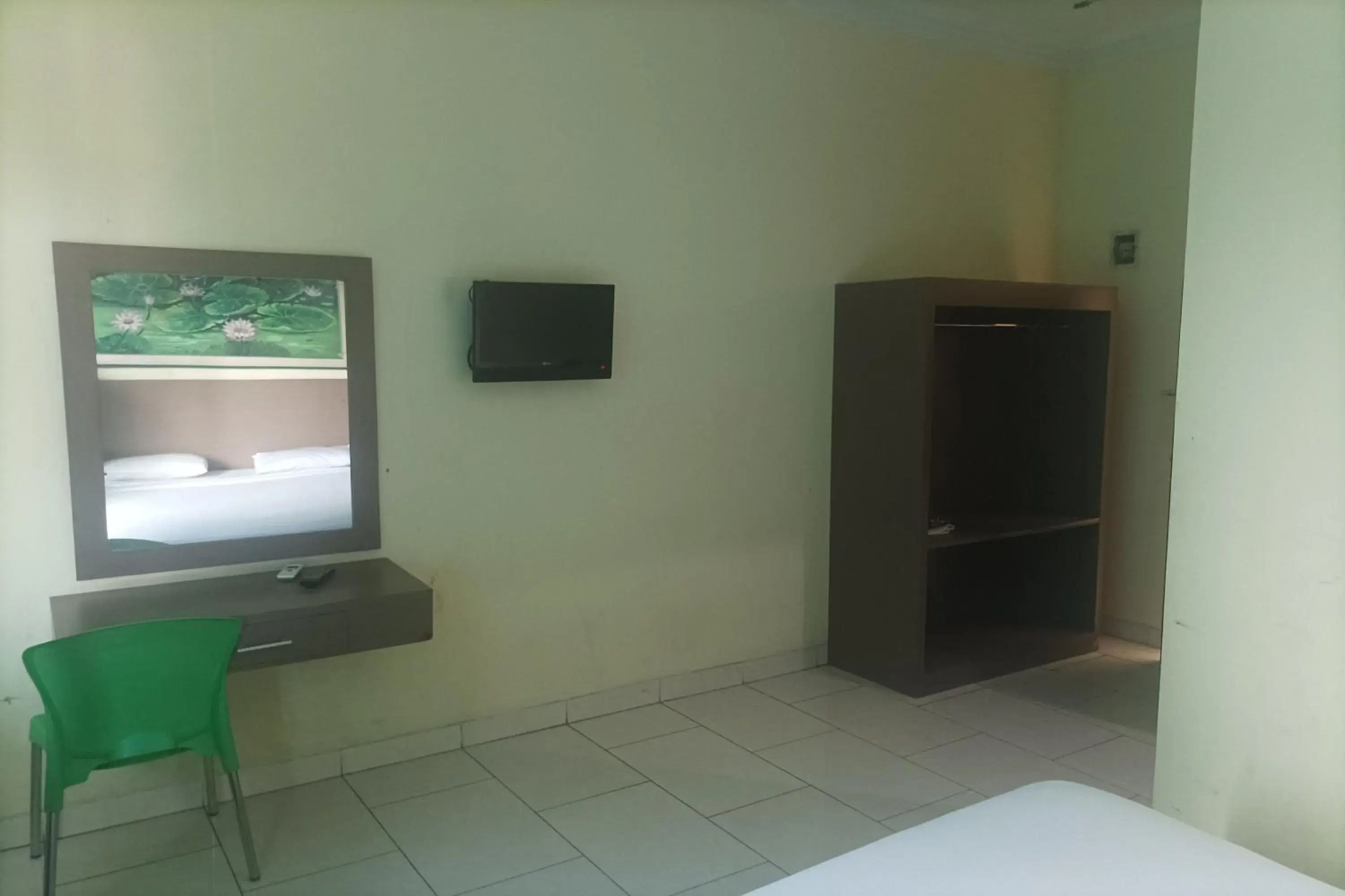 TV and multimedia, TV/Entertainment Center in RedDoorz Plus near Alun Alun Kejaksan Cirebon