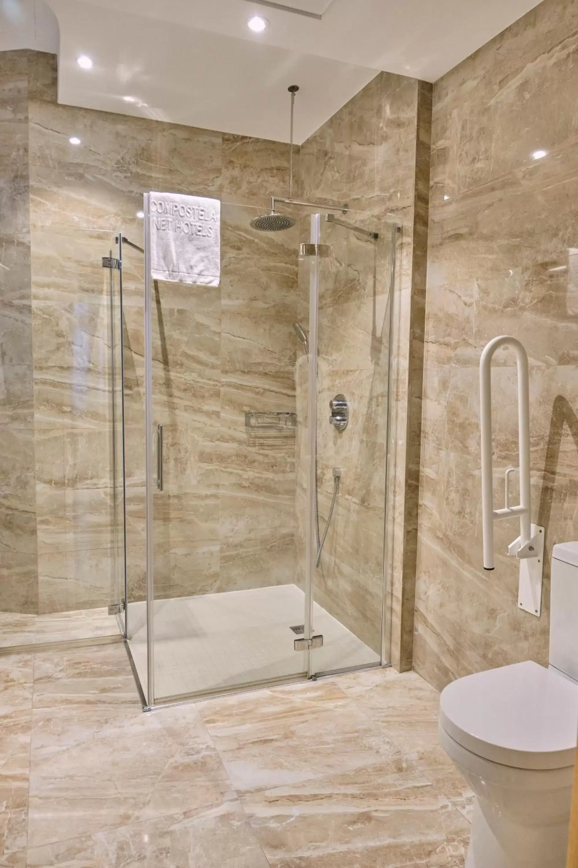 Shower, Bathroom in Hotel Praza Quintana