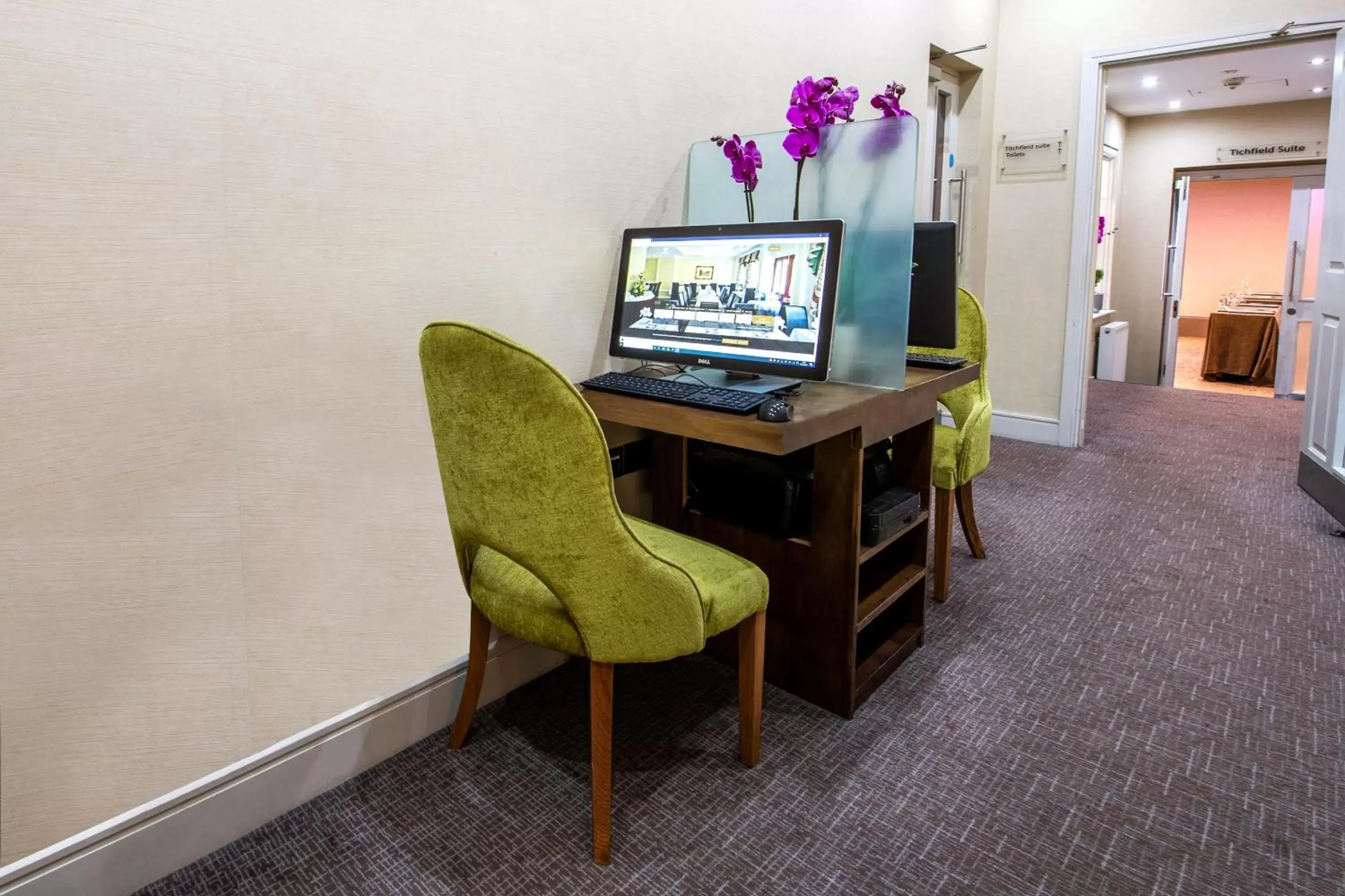 Business facilities, TV/Entertainment Center in Langham Court Hotel