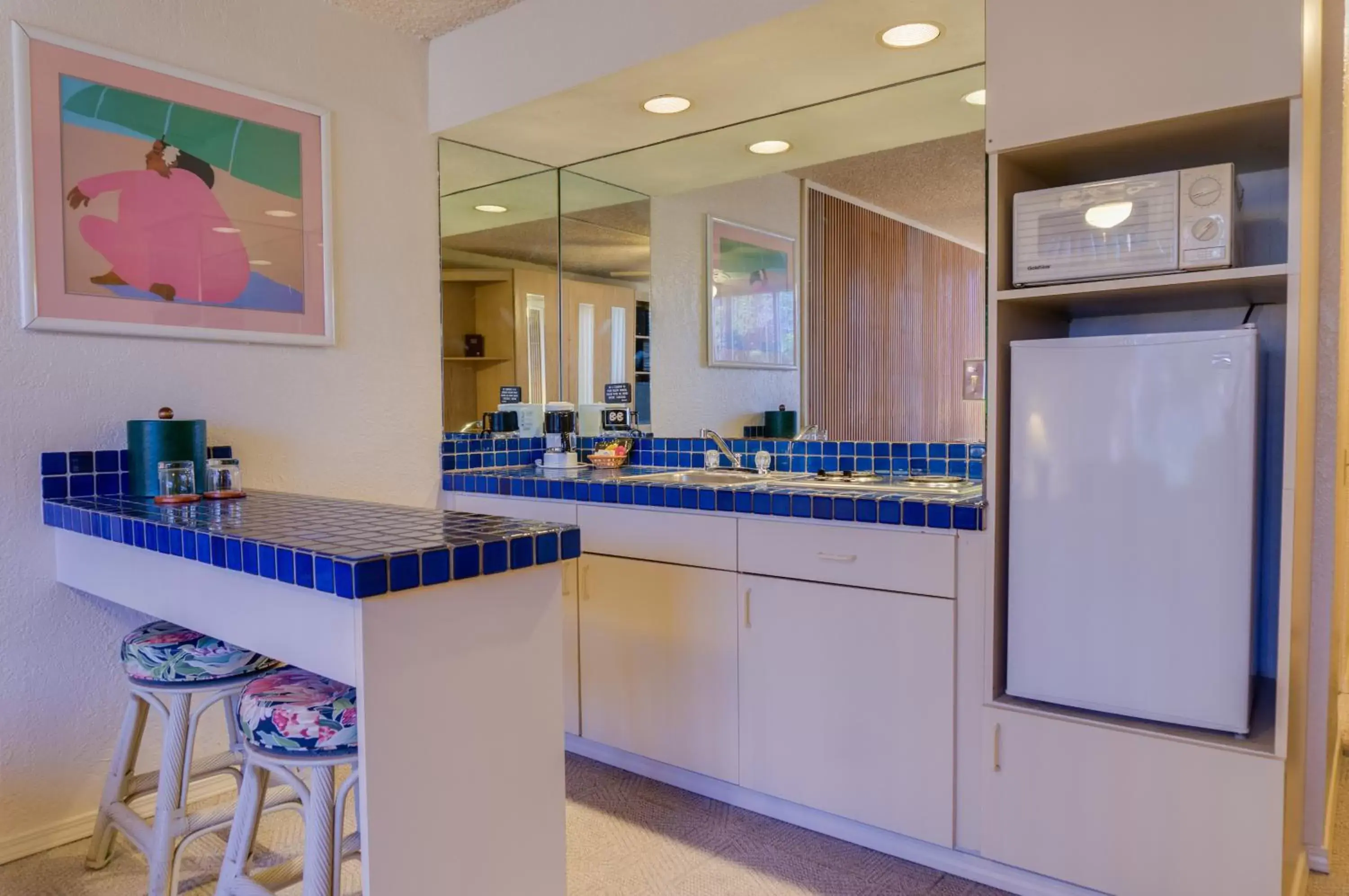 Kitchen or kitchenette in Kuhio Banyan Hotel (with Kitchenettes) Kitchen or kitchenette in Kuhio Banyan Hotel (with Kitchenettes)