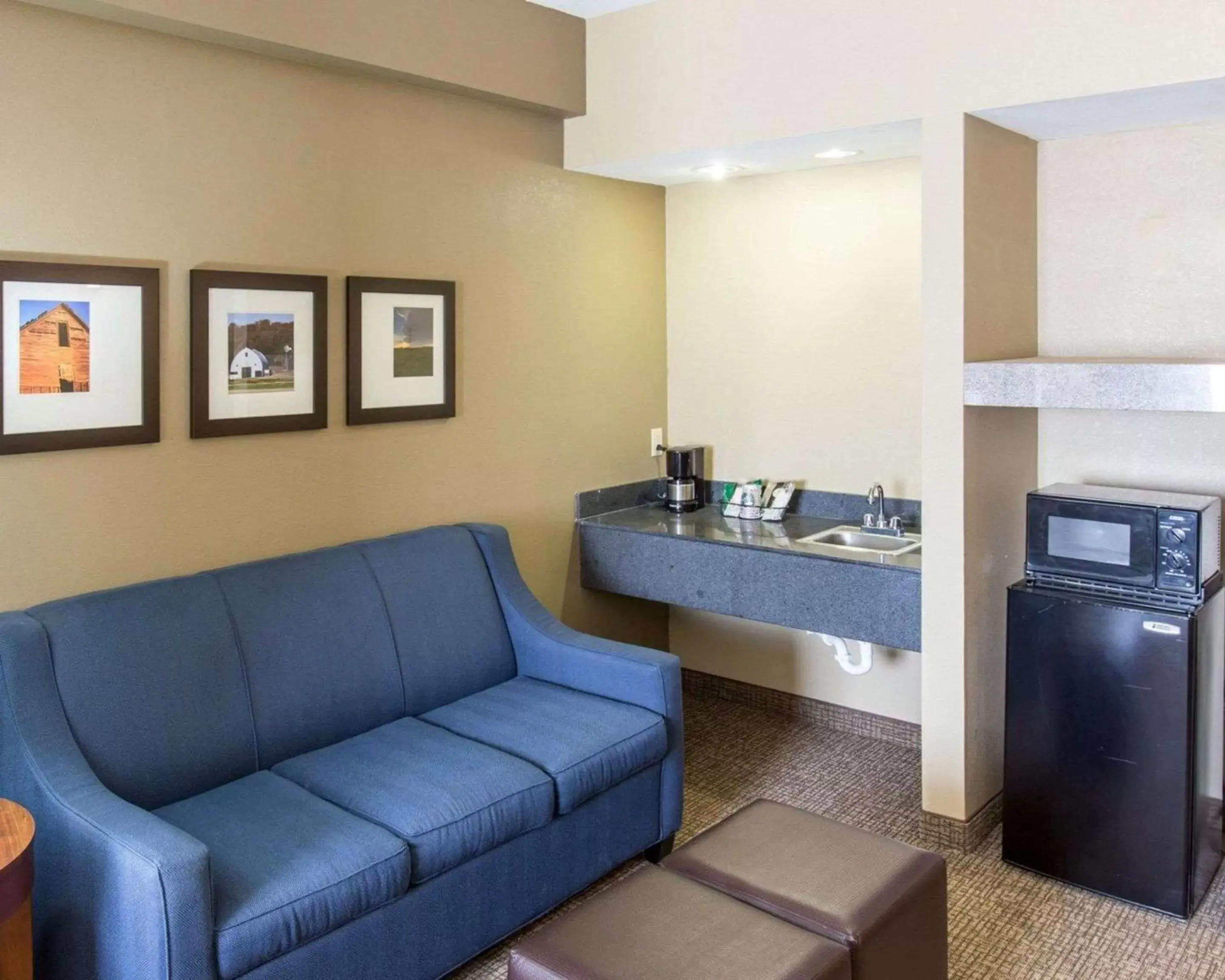 Photo of the whole room, Seating Area in Comfort Suites Idabel