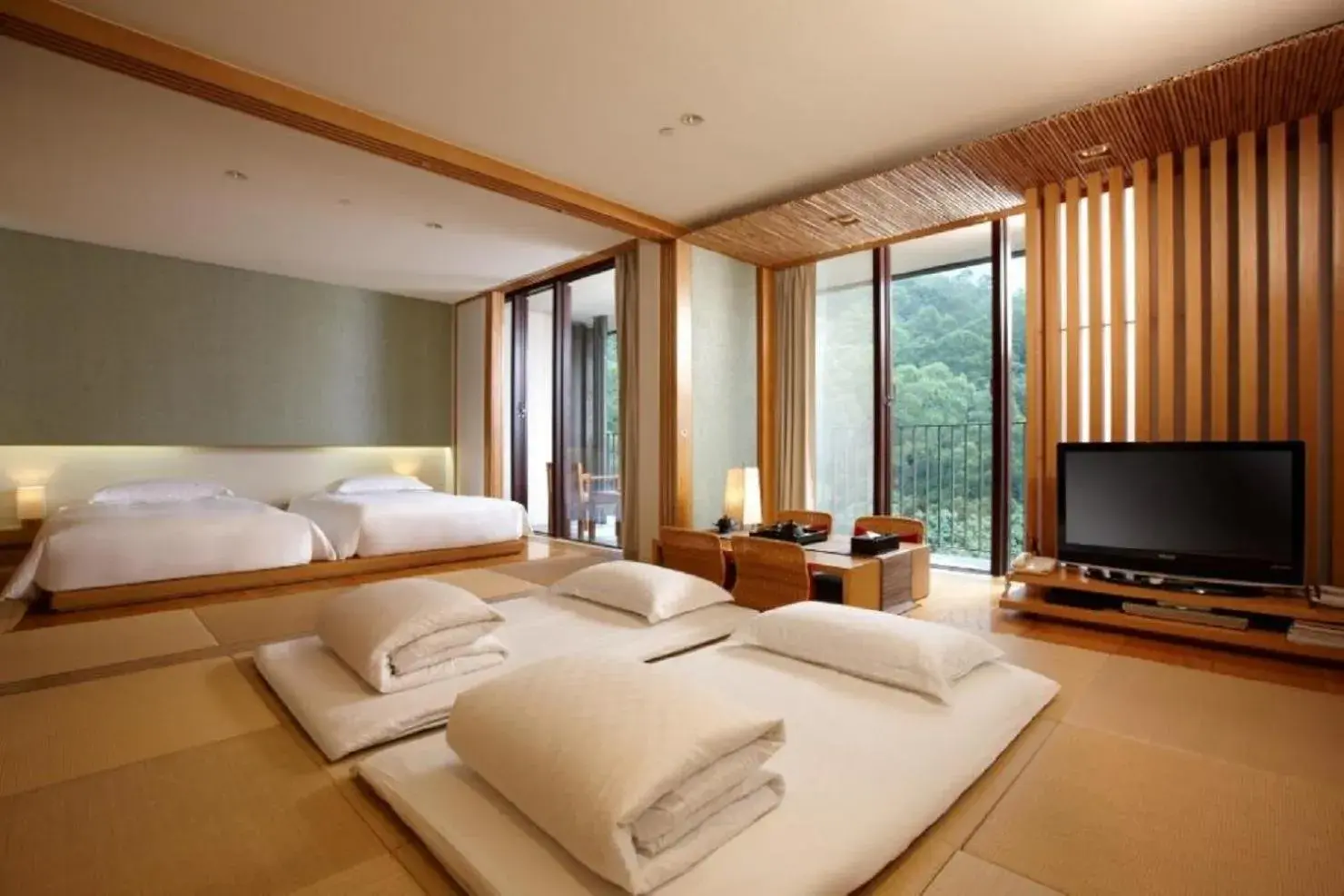 Photo of the whole room, Bed in Hotel Royal Chiao Hsi