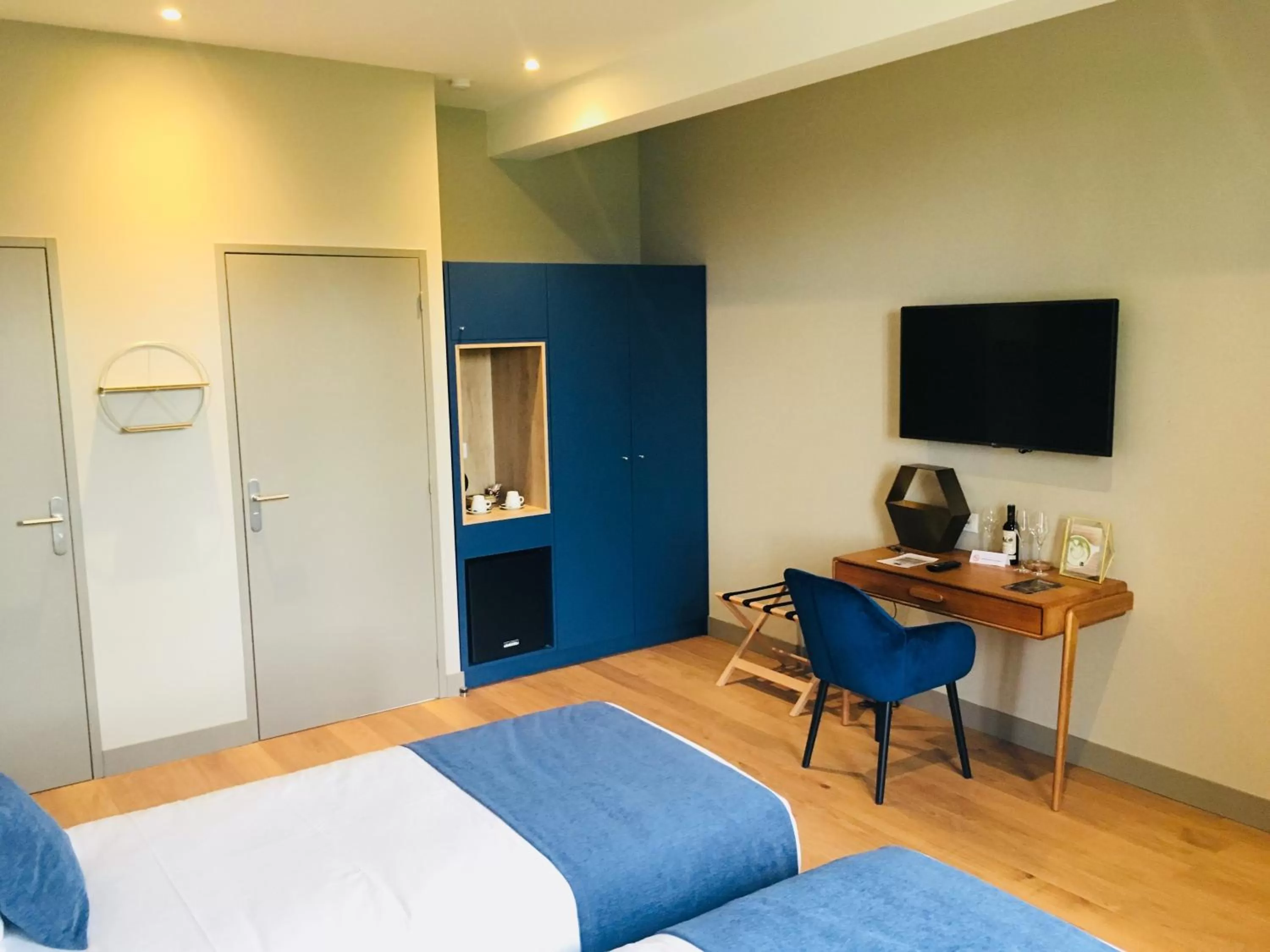 Bedroom, TV/Entertainment Center in Chambres d'hôtes du Château de Seguin
