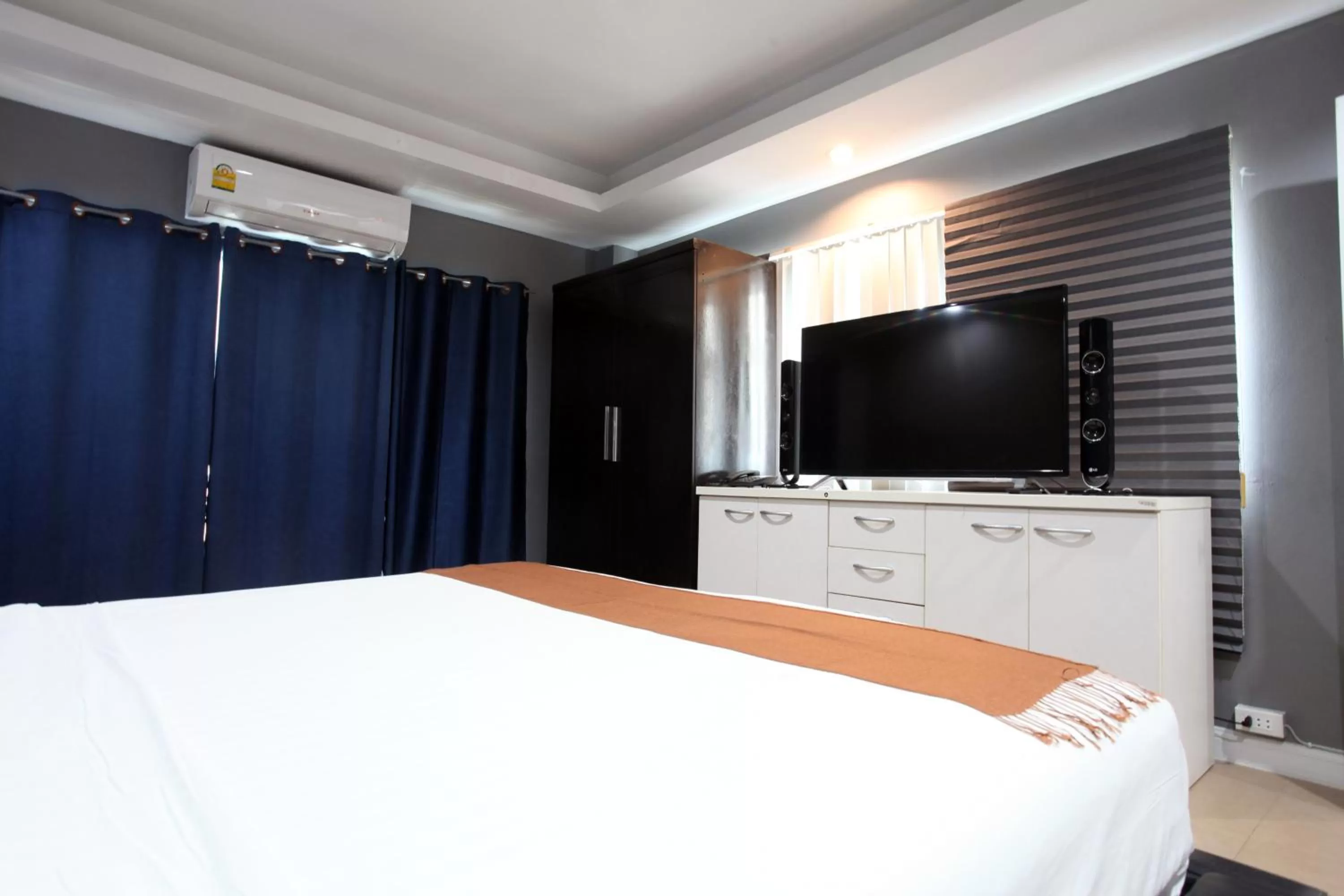 Bed in DEL MAR RESIDENCE