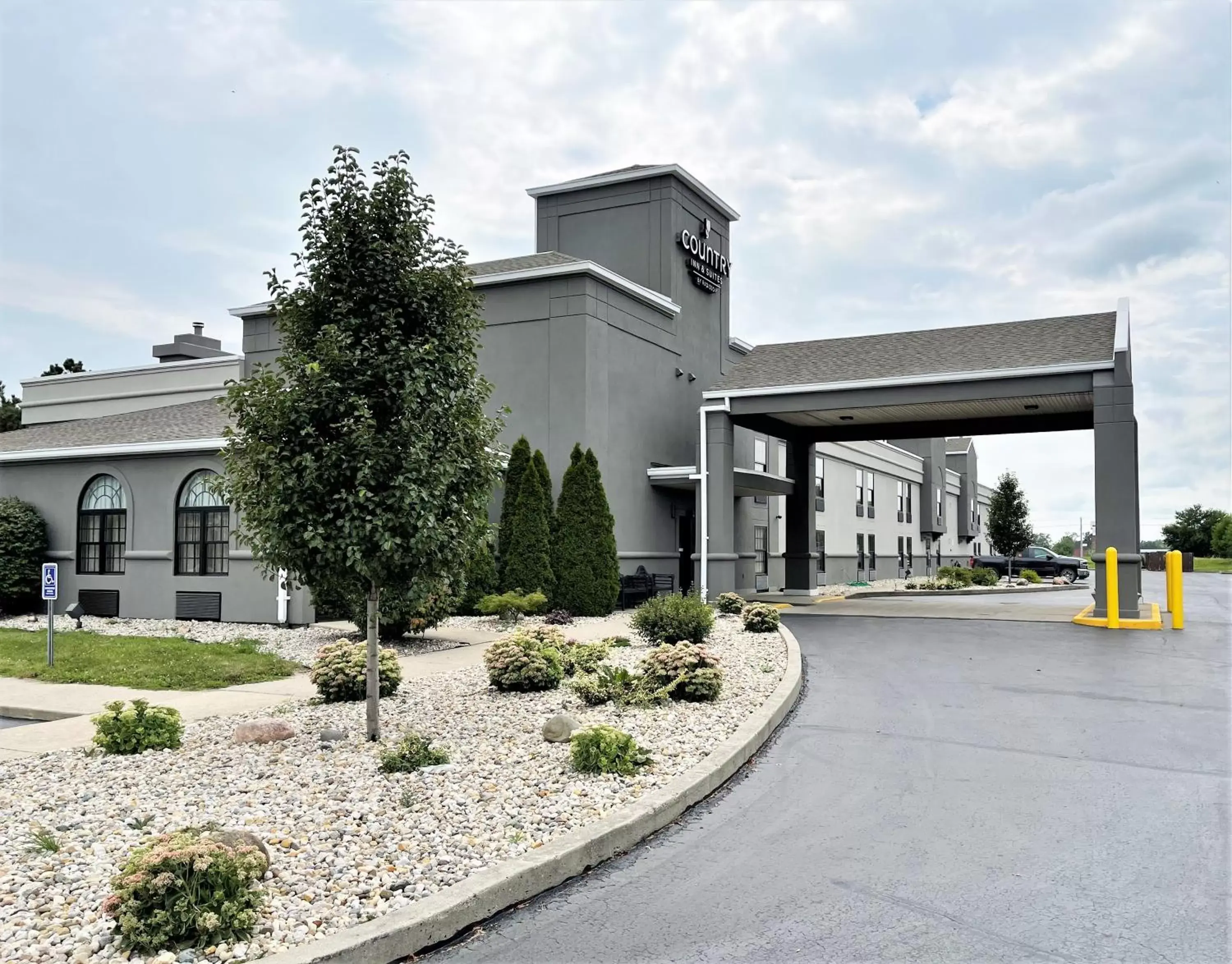 Property building in Country Inn & Suites by Radisson, Greenfield, IN Property building in Country Inn & Suites by Radisson, Greenfield, IN