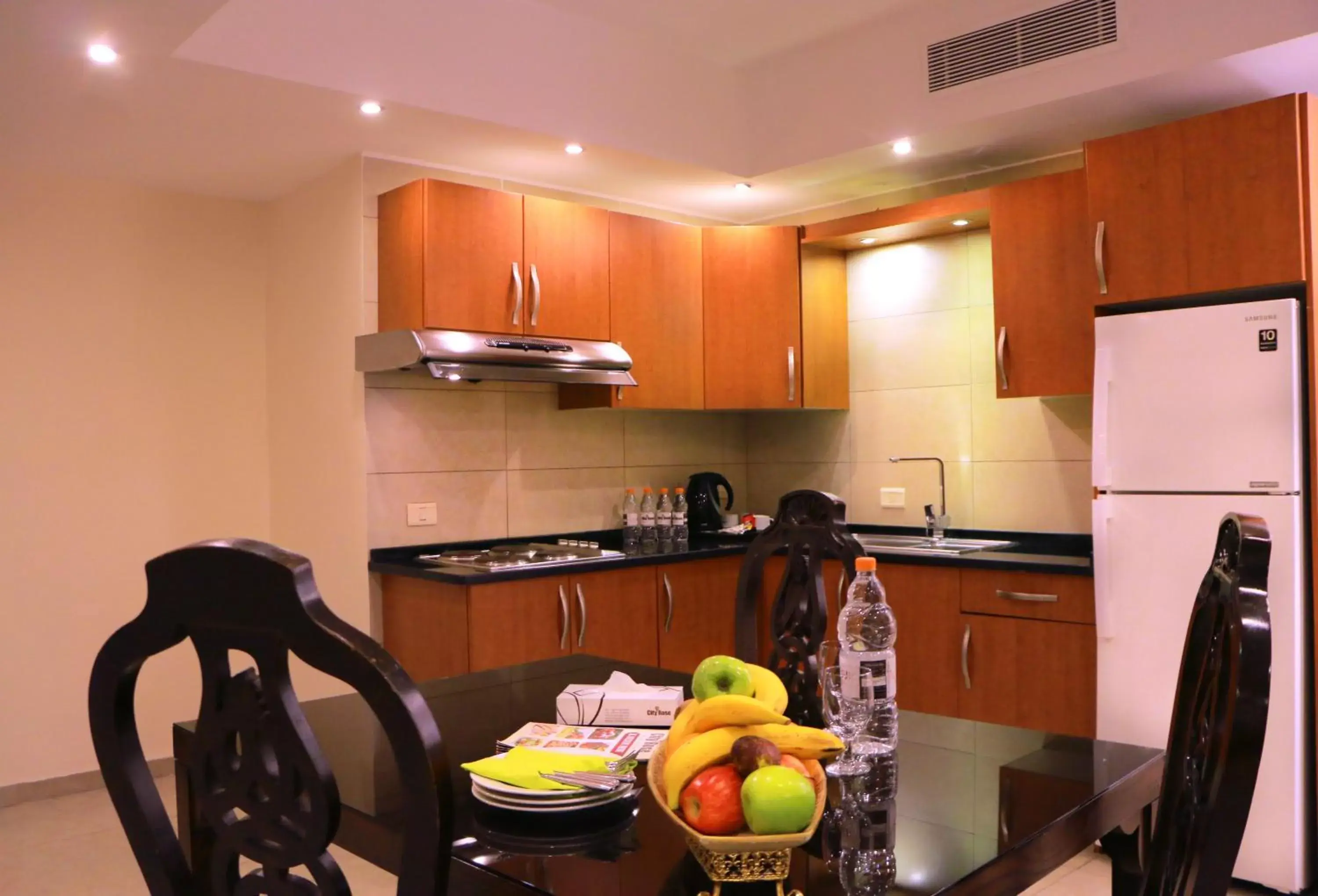 Kitchen/Kitchenette in City Rose Hotel Suites