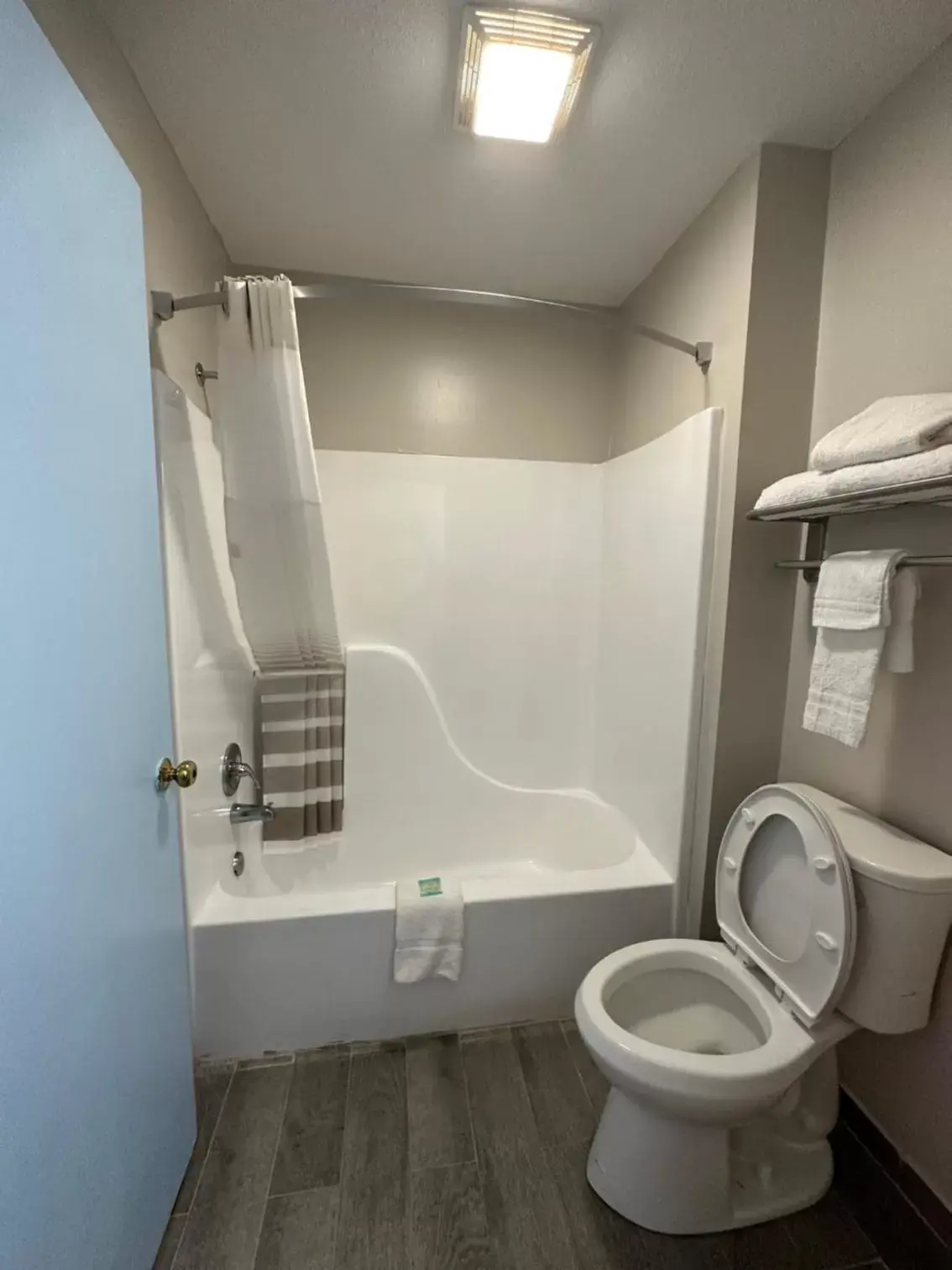 Toilet, Bathroom in Super 8 by Wyndham Ocean Springs Biloxi