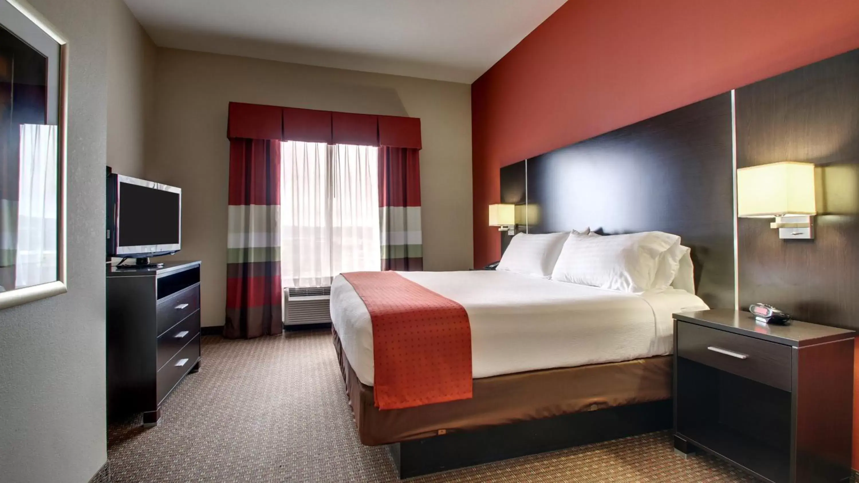 Photo of the whole room, Bed in Holiday Inn Meridian East I 59 / I 20