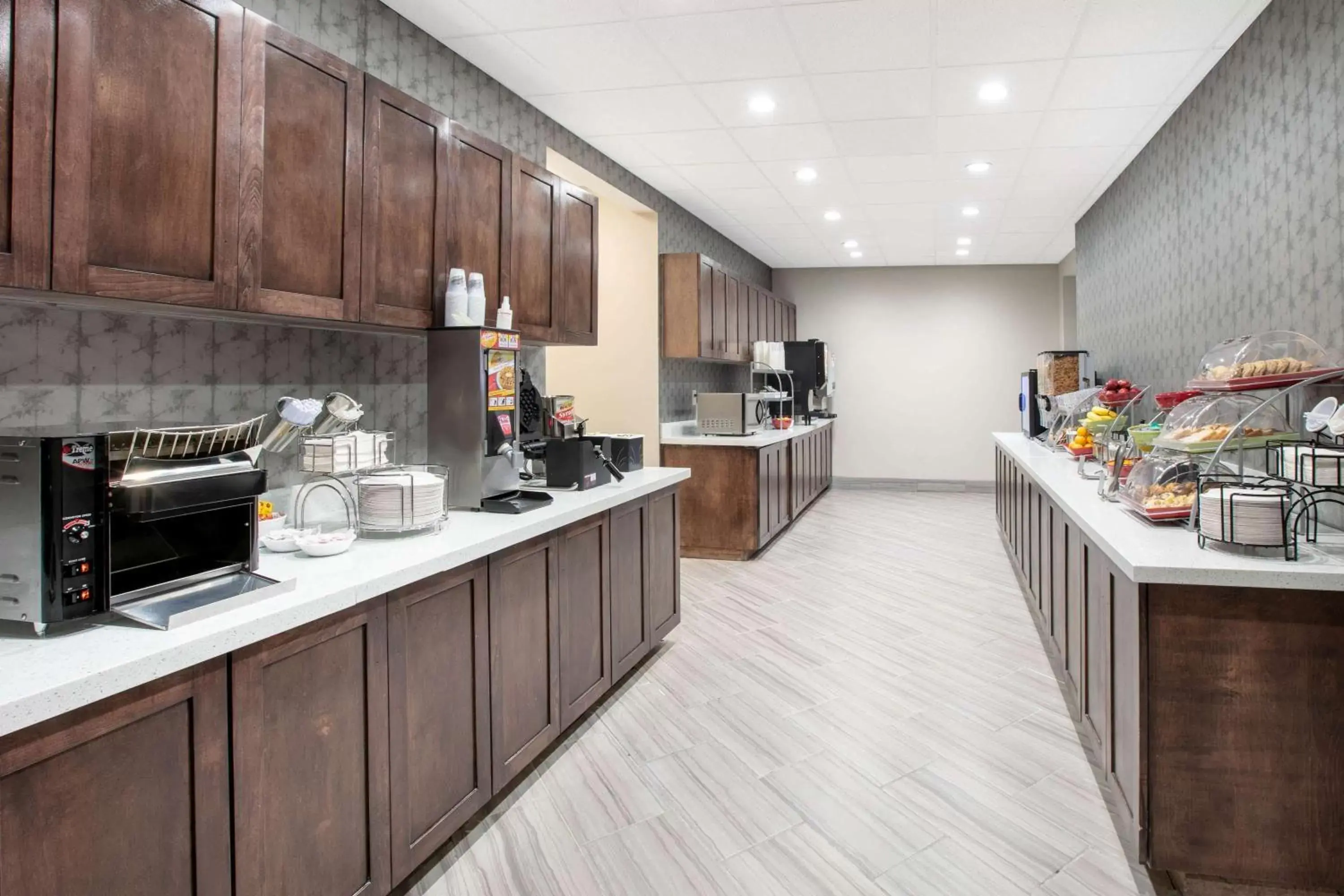 Restaurant/places to eat, Kitchen/Kitchenette in Wingate by Wyndham Corpus Christi