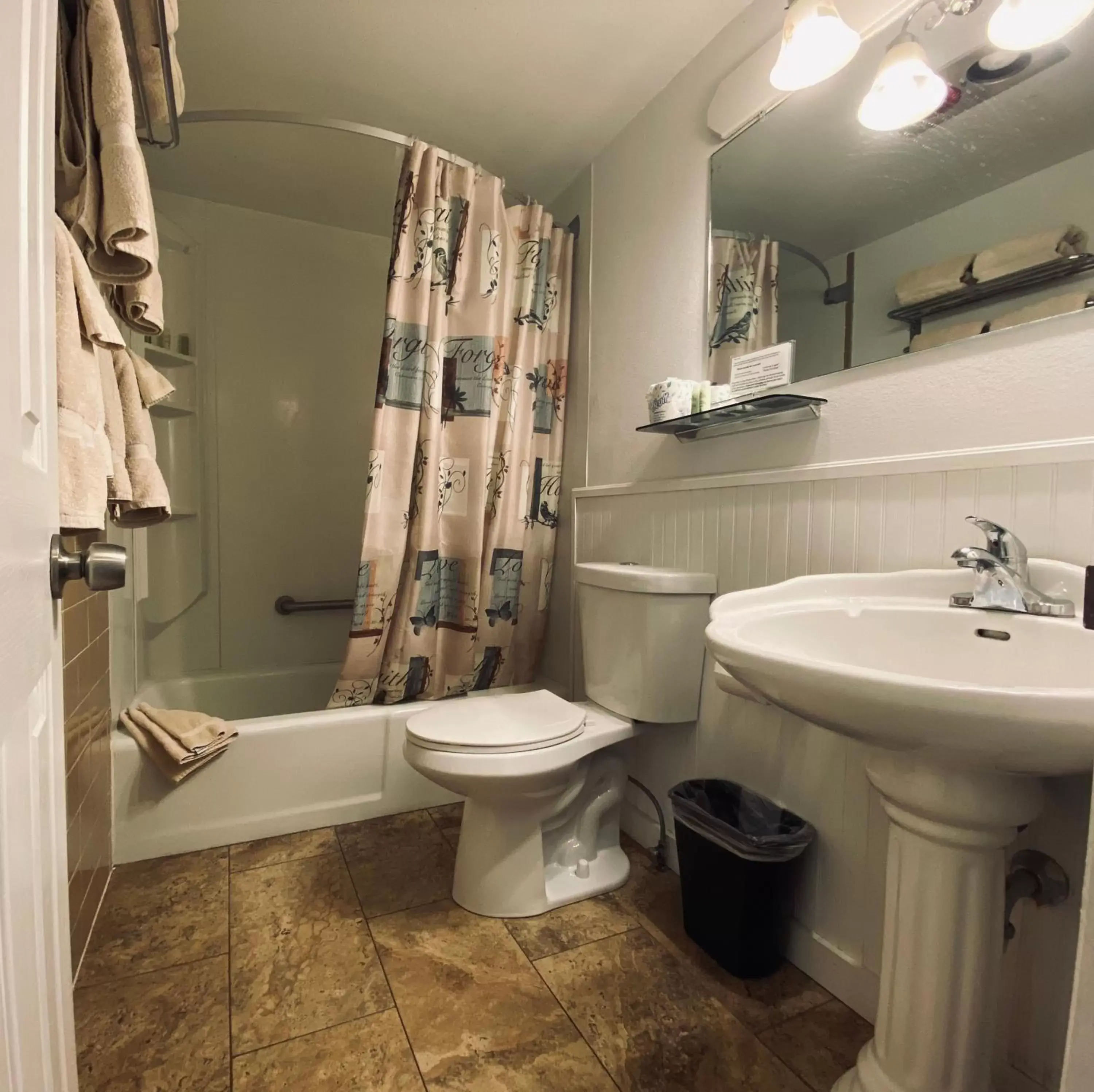 Bathroom in Salida Inn & Monarch Suites