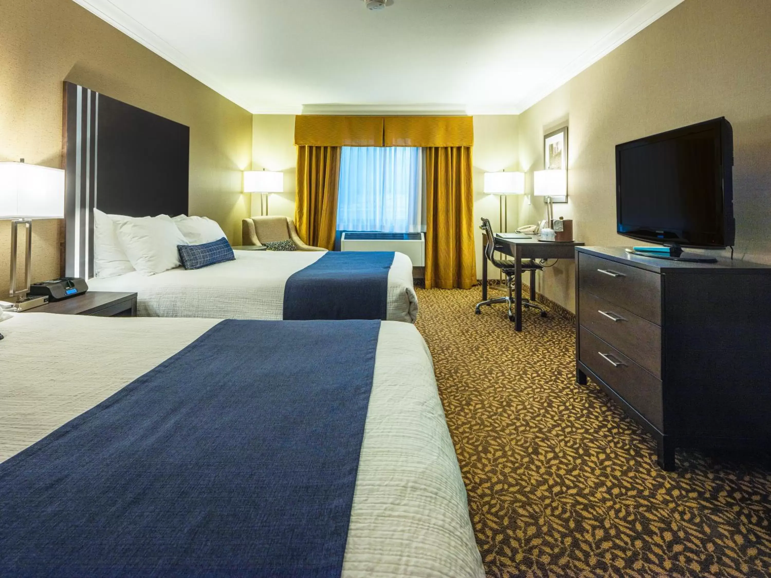 Photo of the whole room, TV/Entertainment Center in Best Western Plus Fernie Mountain Lodge