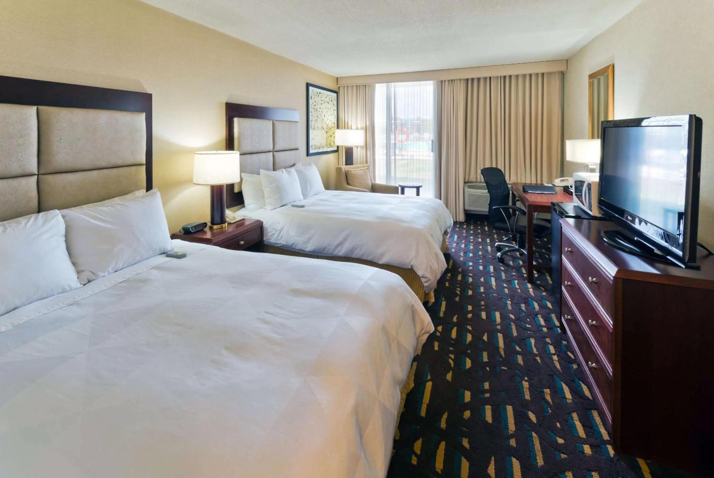 Photo of the whole room, Bed in Wyndham Chicago O'Hare