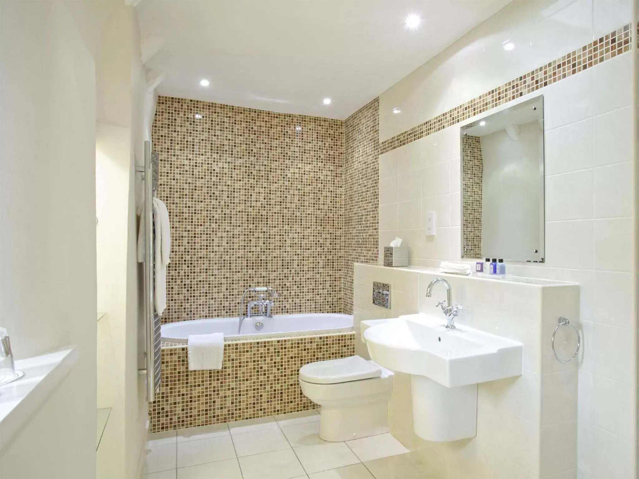 Bathroom in Macdonald Houstoun House