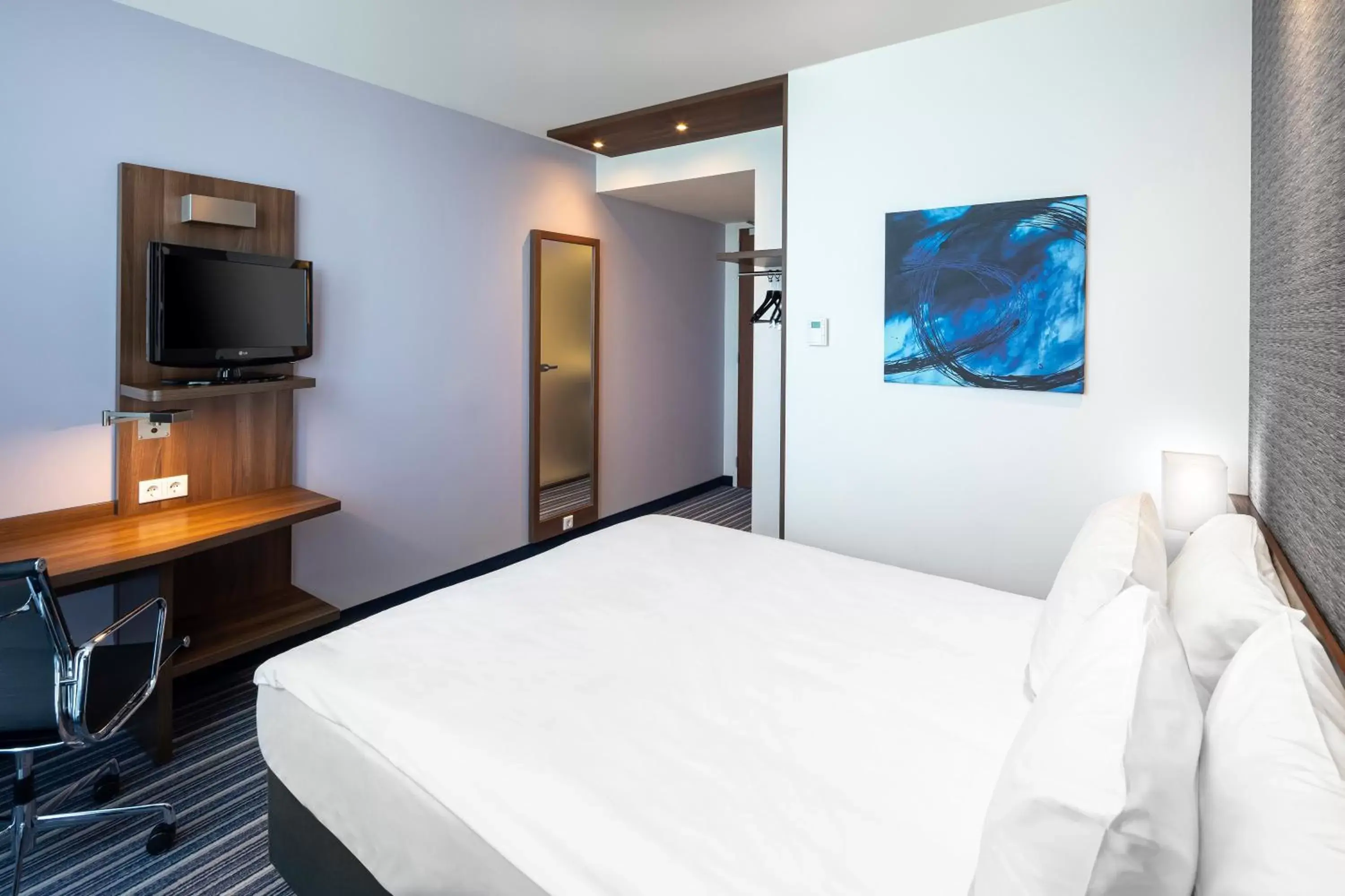 Bed, TV/Entertainment Center in Holiday Inn Express Amsterdam - South, an IHG Hotel