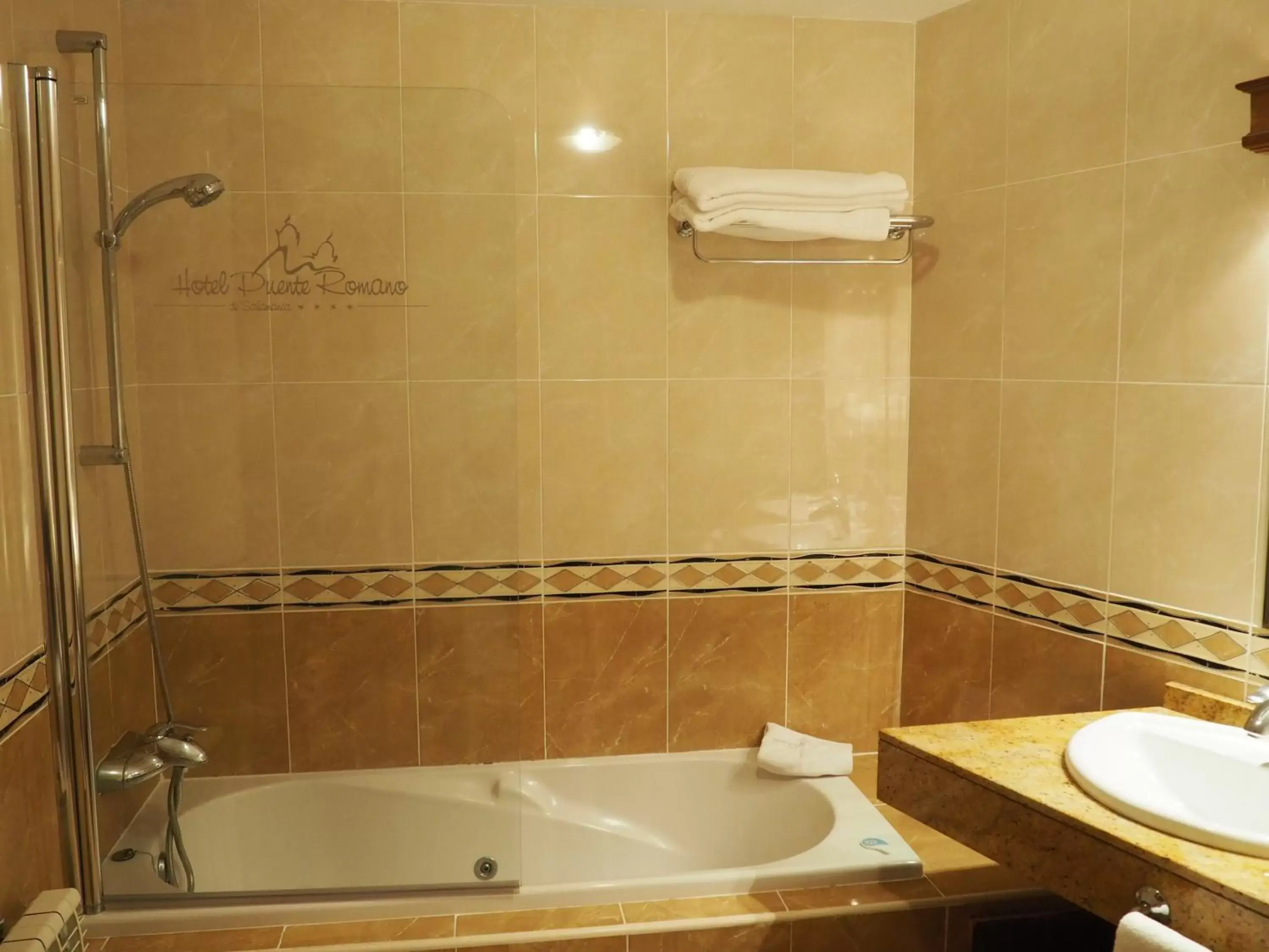 Bathroom in Hotel Ele Puente Romano de Salamanca