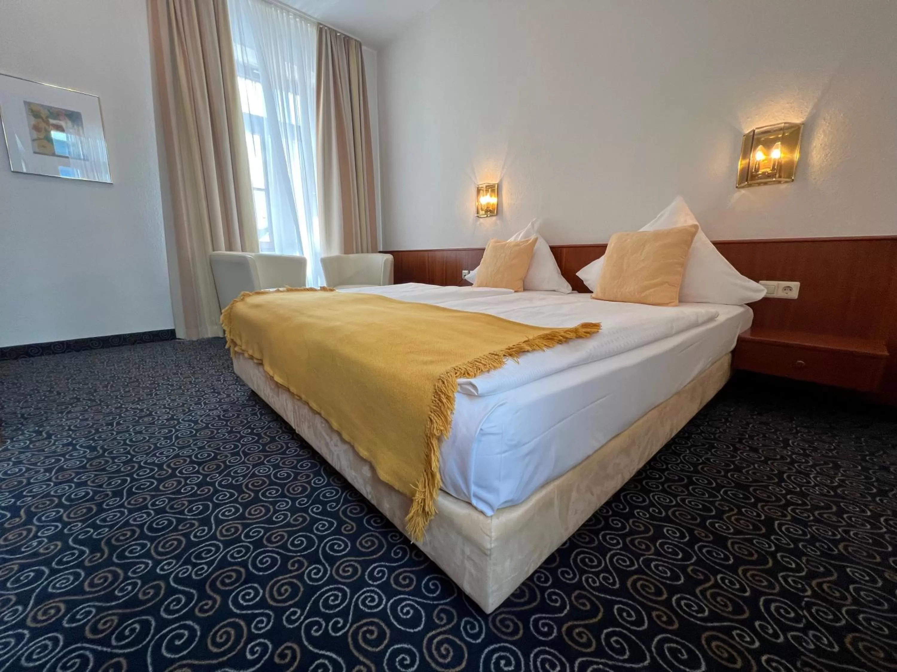 Photo of the whole room, Bed in Stadthotel