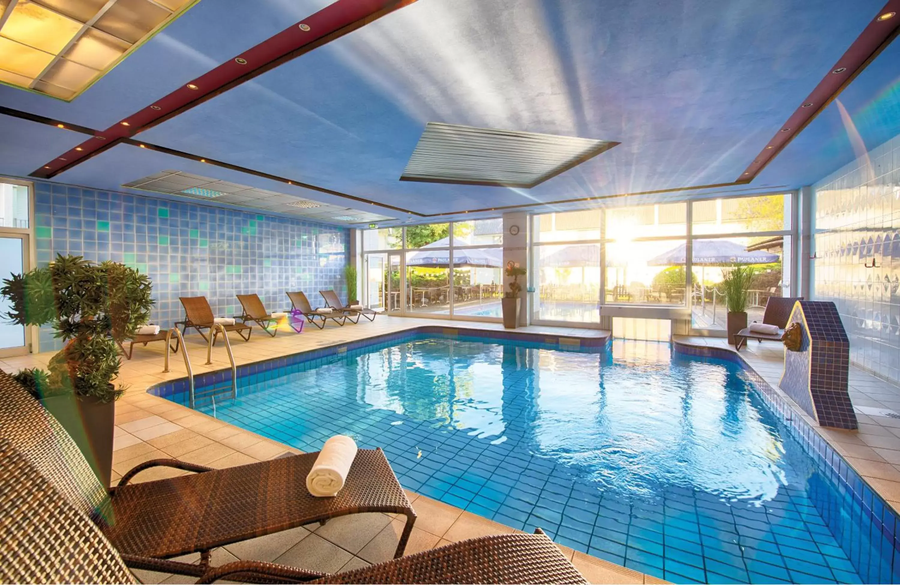 Swimming Pool in Leonardo Hotel Düsseldorf Airport Ratingen