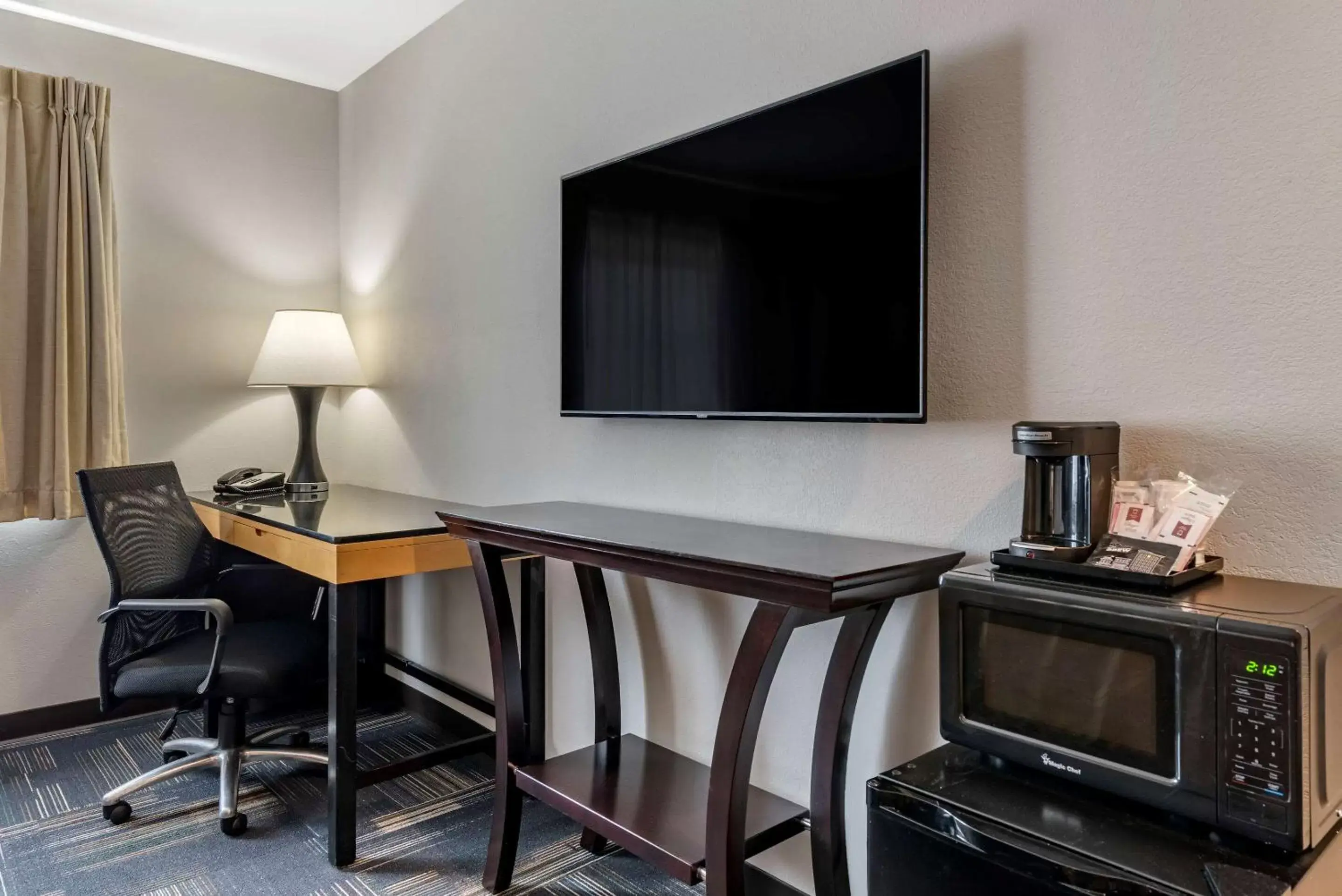 Photo of the whole room, TV/Entertainment Center in Quality Inn & Suites Evansville Downtown