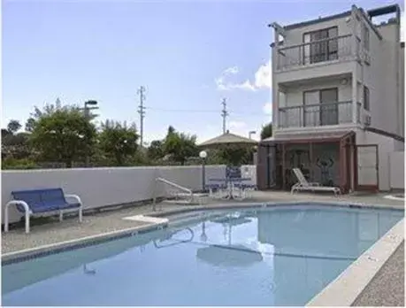 Swimming Pool in America's Best Value Inn of Novato