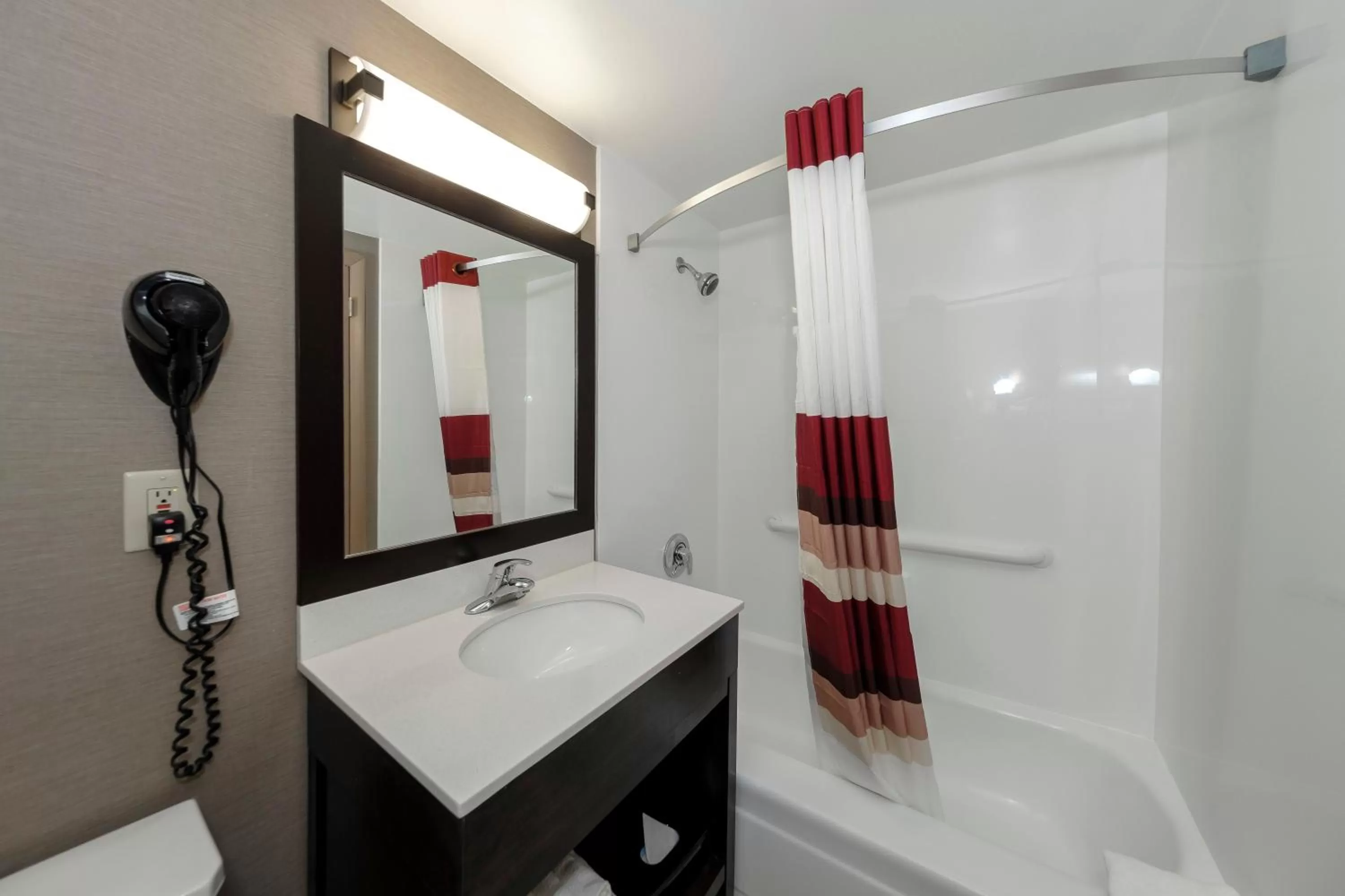 Bathroom in Red Roof Inn & Suites Newburgh - Stewart Airport West Point