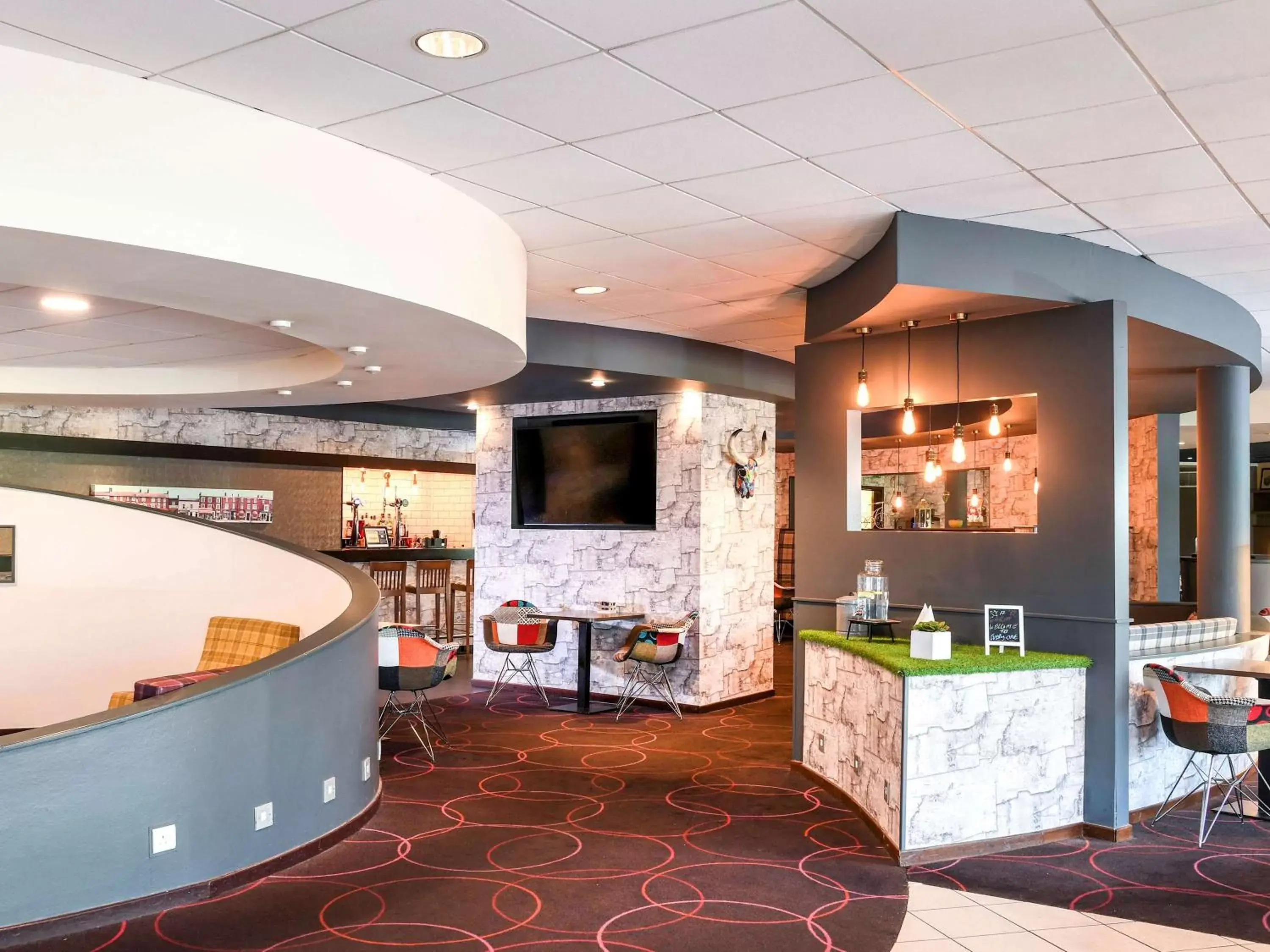 Lounge or bar in Novotel Milton Keynes