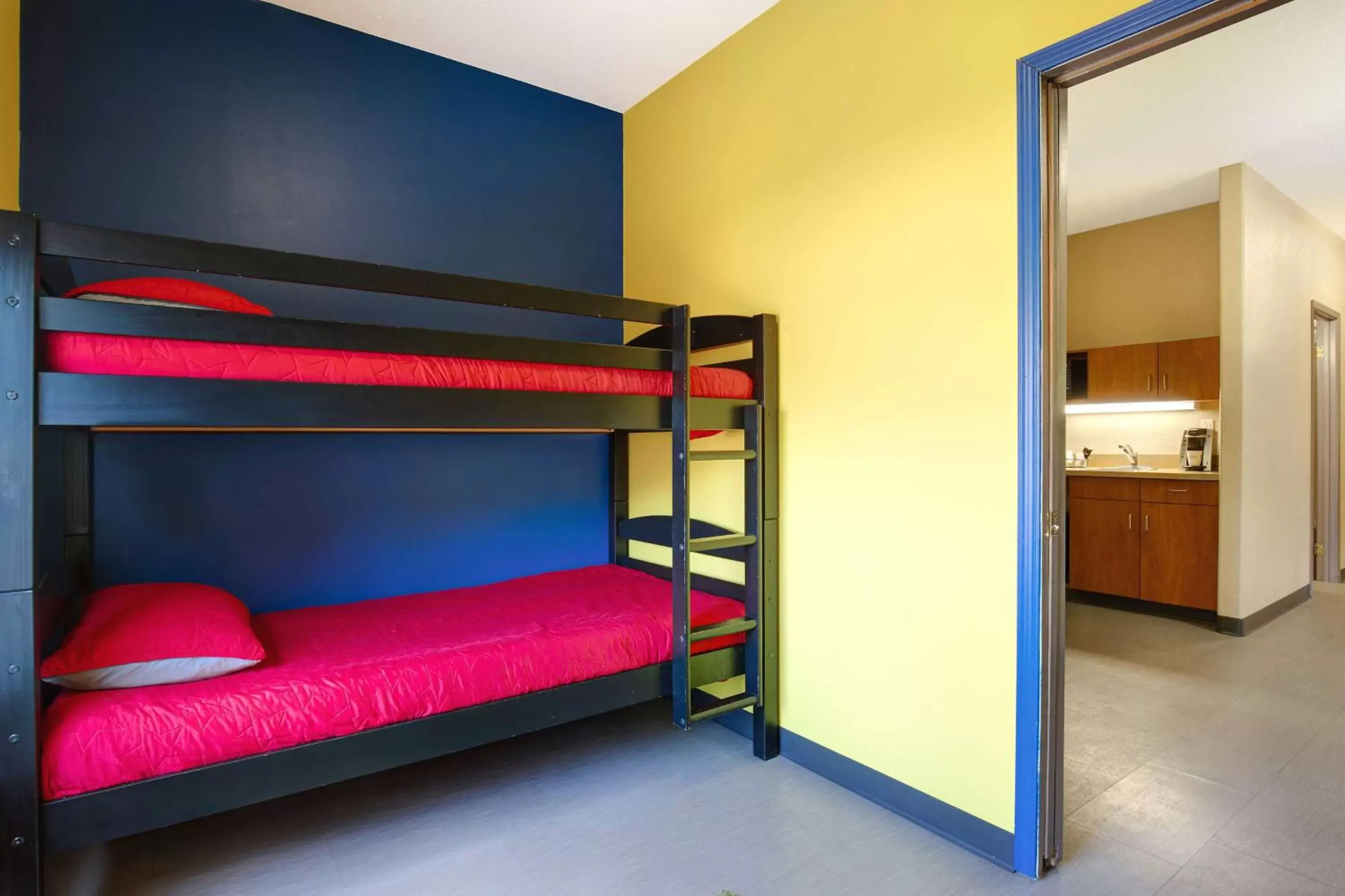 Photo of the whole room, Bunk Bed in Days Inn by Wyndham Medicine Hat