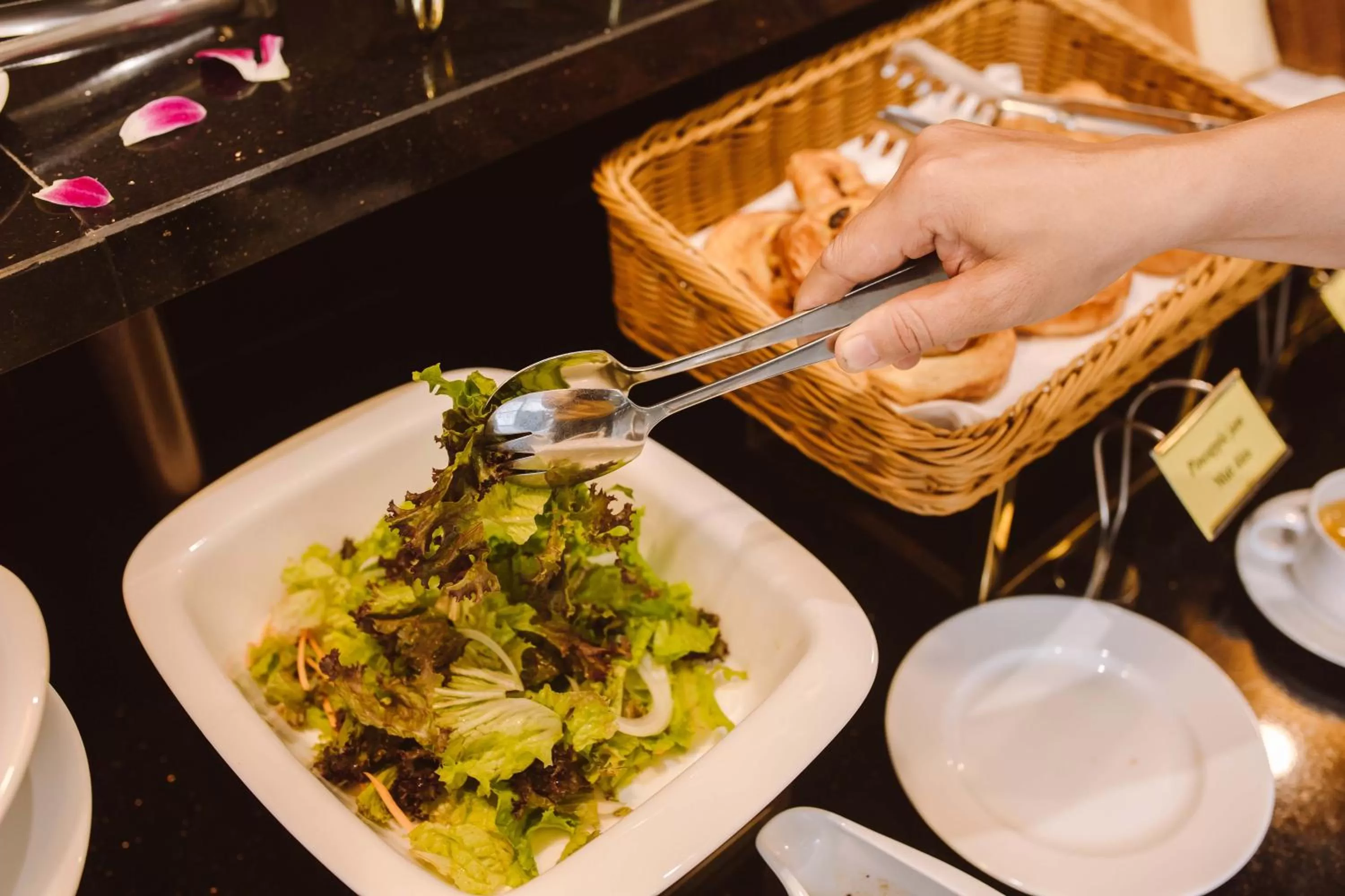 Food and drinks in Reyna Hotel Hanoi & Spa