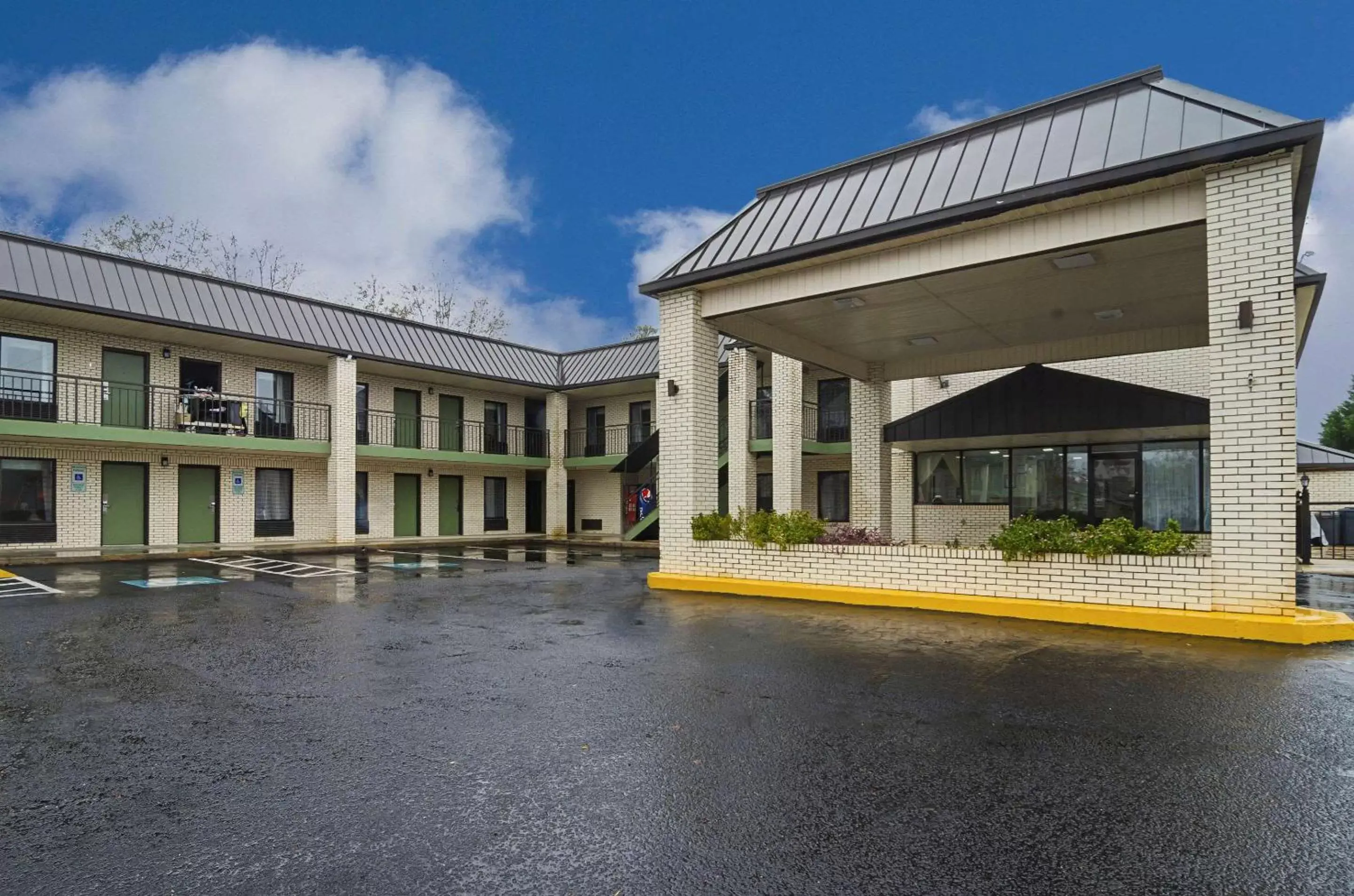 Property building in Quality Inn Raeford