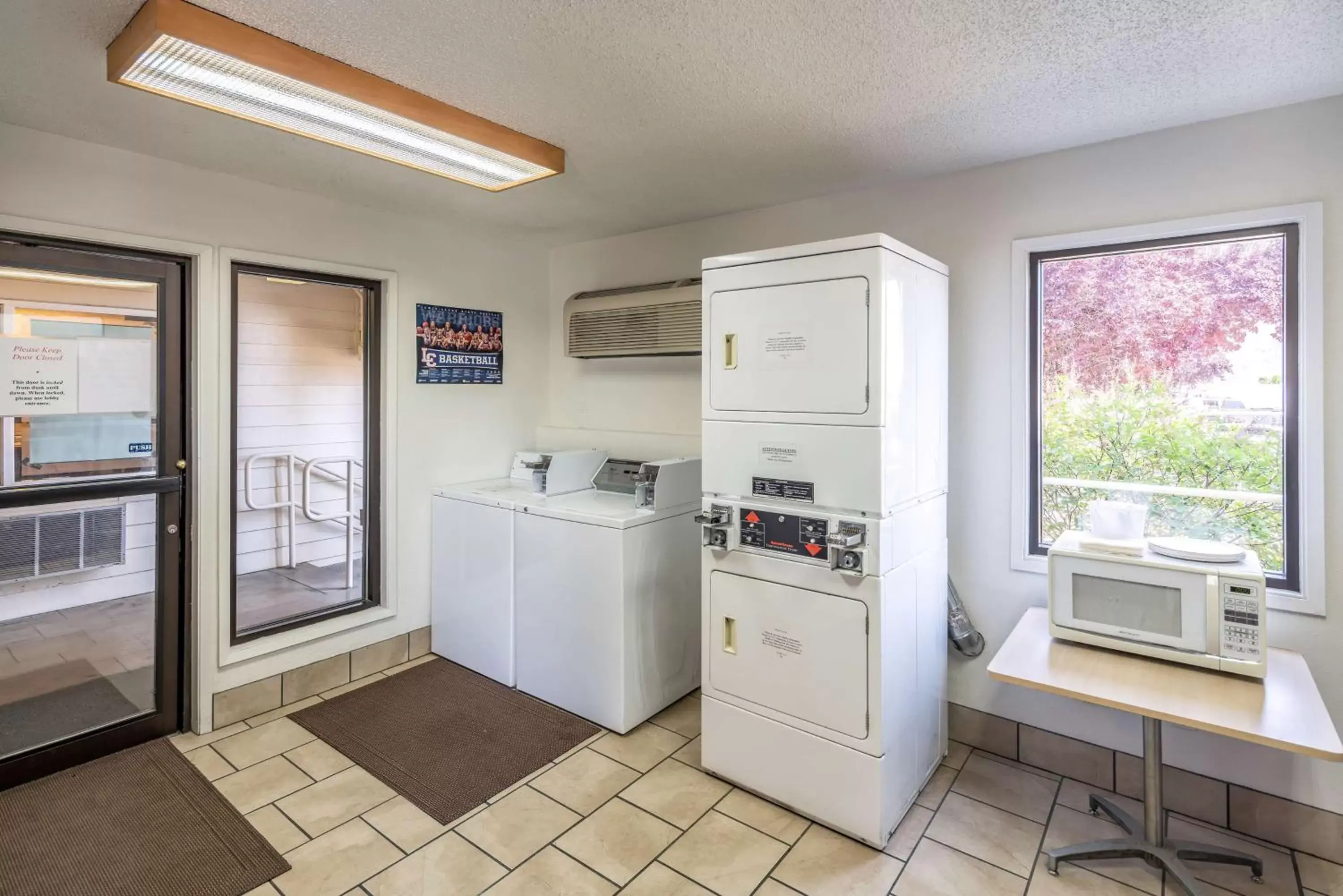 On site, Kitchen/Kitchenette in Motel 6 Clarkston, WA