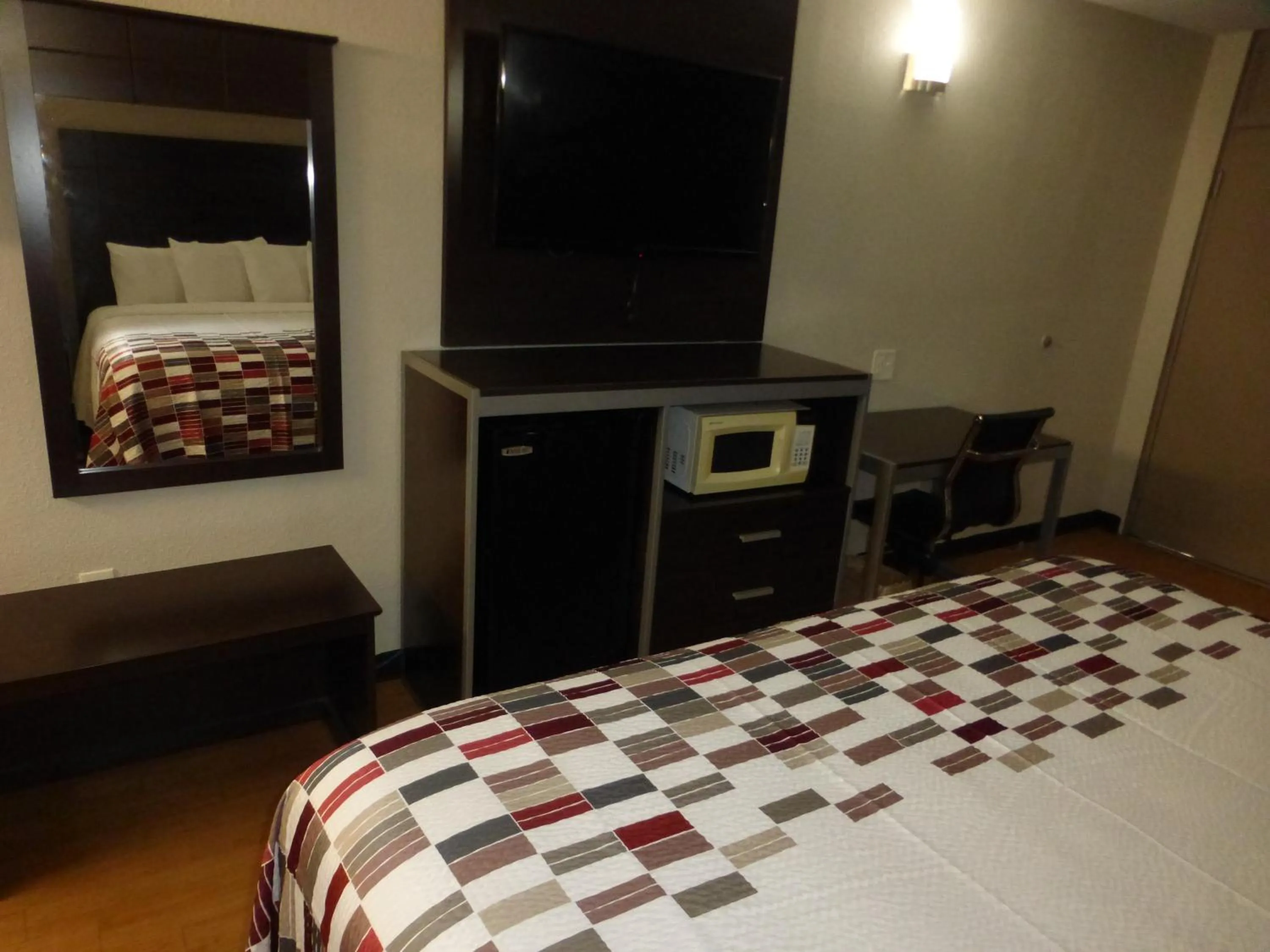 Bedroom, Bed in Red Roof Inn Corpus Christi North - Near Downtown